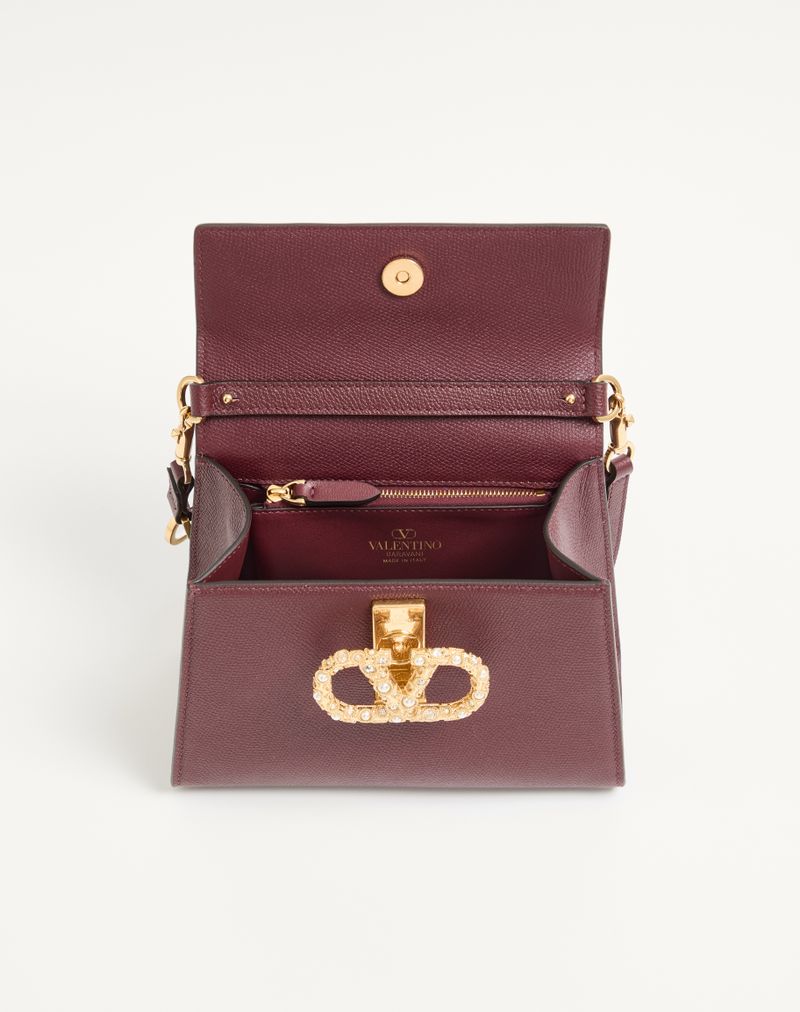 Sac à main Valentino Garavani Vsling petit modèle en cuir de veau grainé avec logo bijou