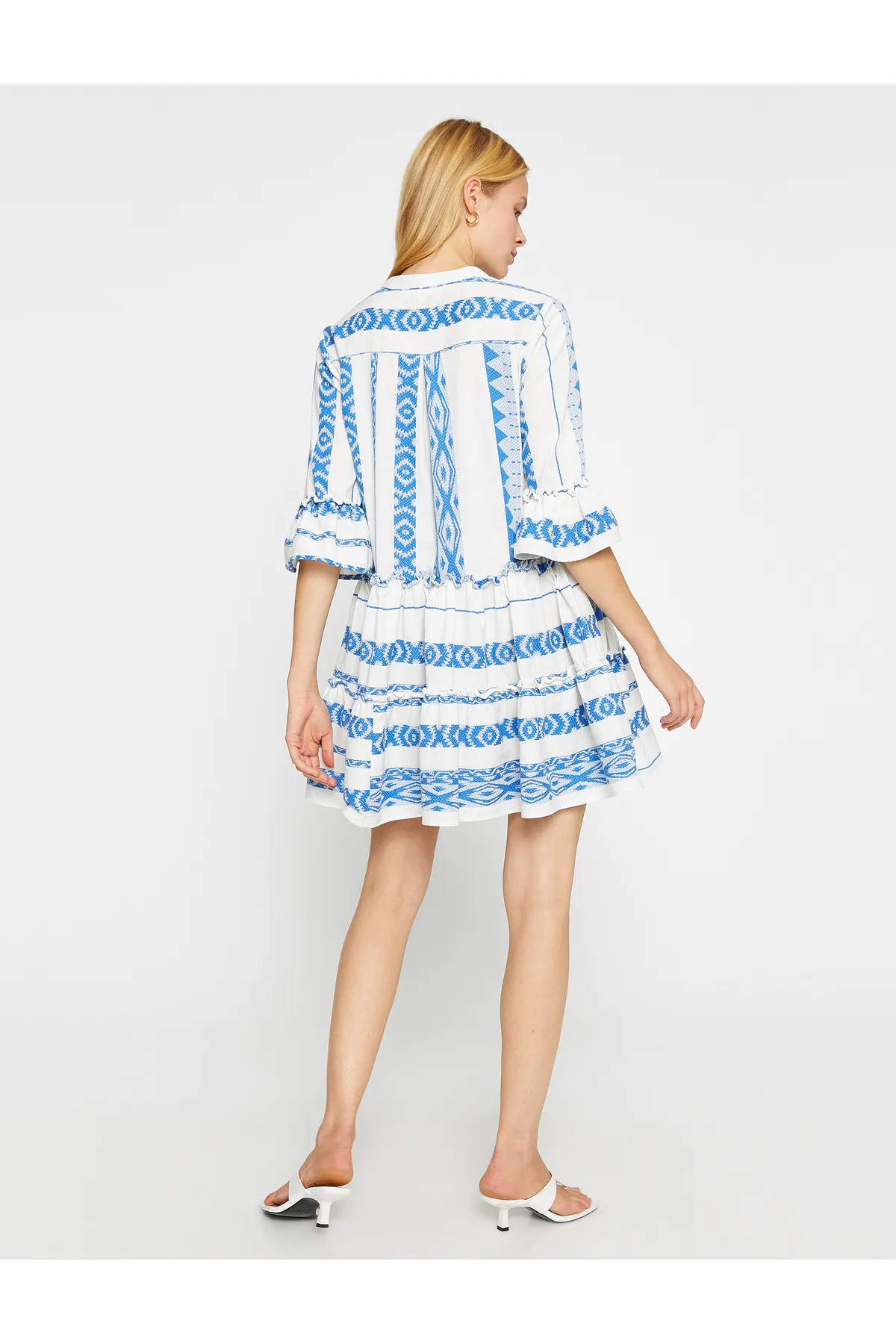 Koton  Prächtiges Minikleid mit Kragen und Quastendetail