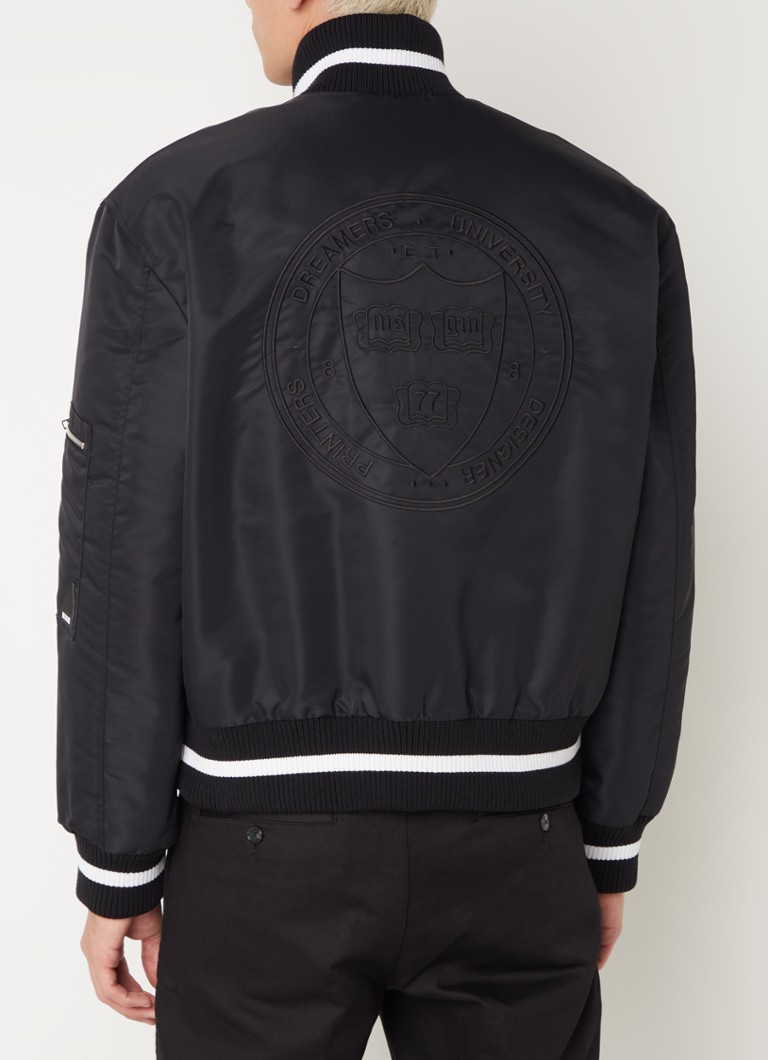 MSGM-pilottitakki, jossa logobrodeeraus