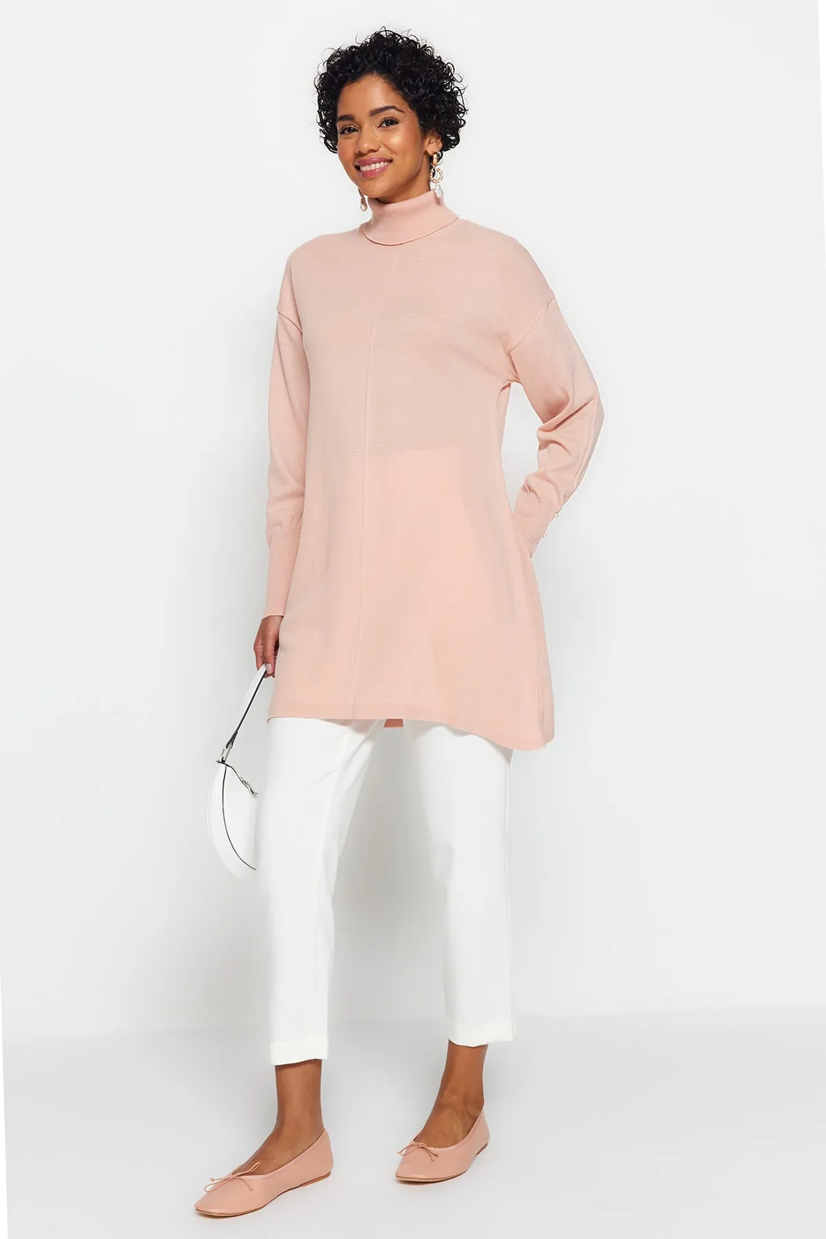 Trendyol Modest  Rollkragen-Strickpullover mit rosa Perlendetails und Perlendetails TCTAW24AK00121