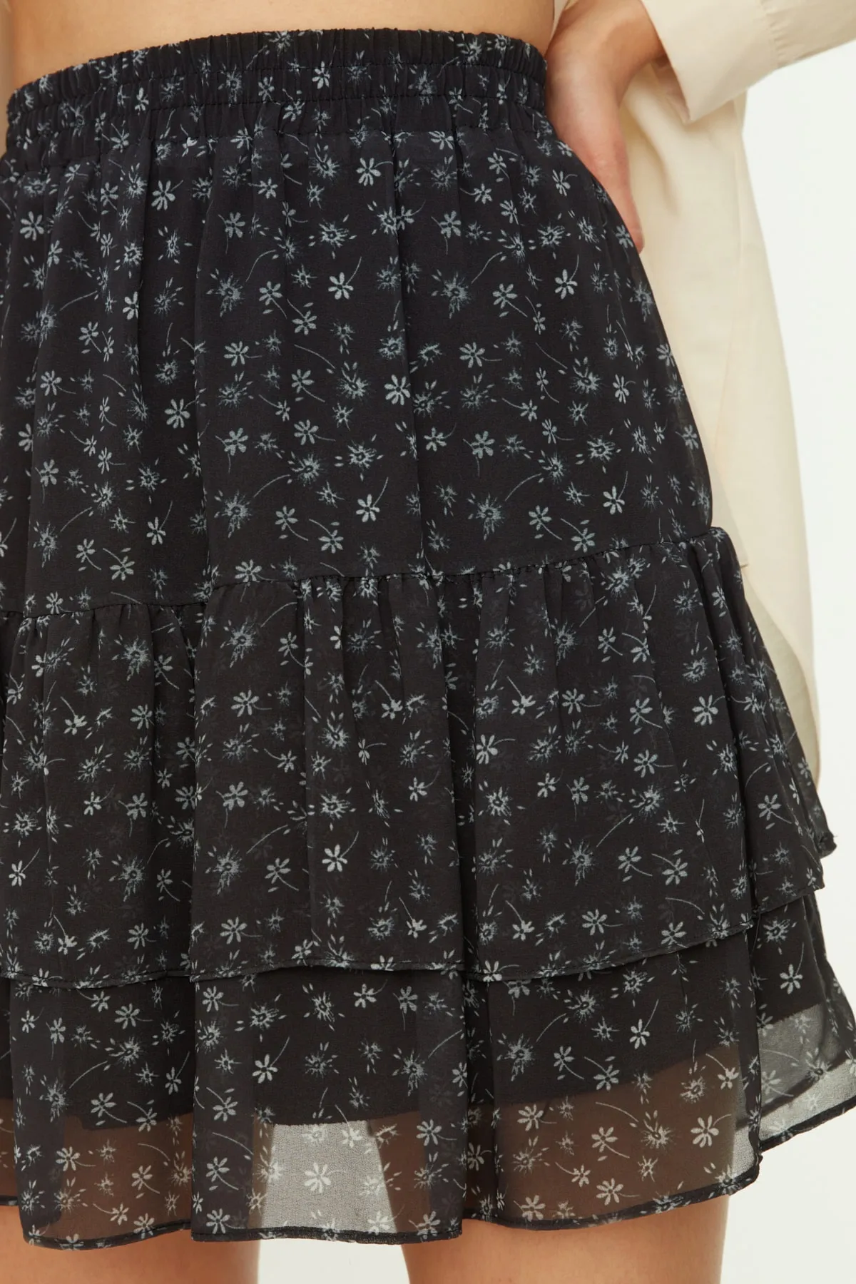 Trendyol Collection  Schwarzer, mit Blumen gefütterter Volant-Chiffon-Mini-Webrock TWOAW21ET0410