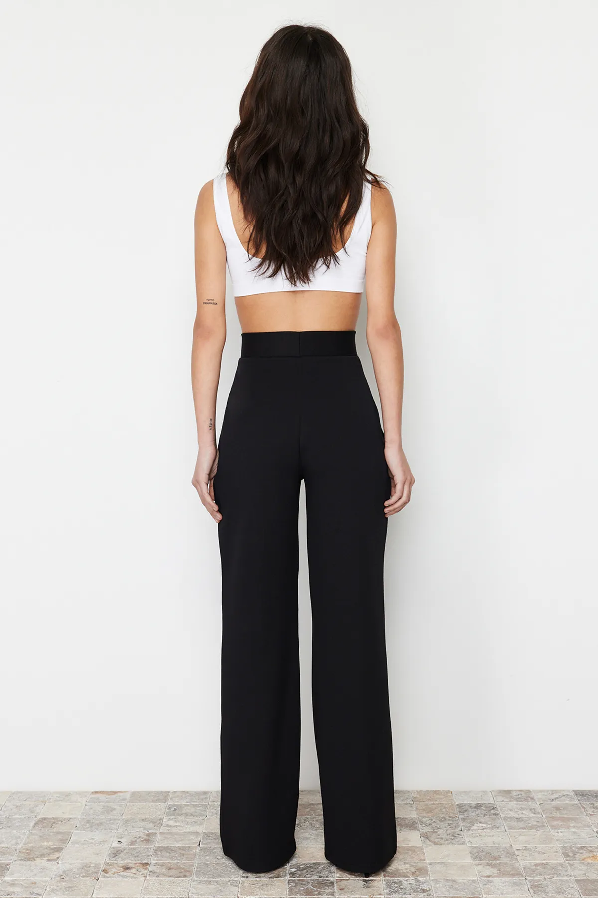 Trendyol Collection  Schwarze, plissierte Hose mit weitem Bein und entspanntem Schnitt TWOSS24PL00038