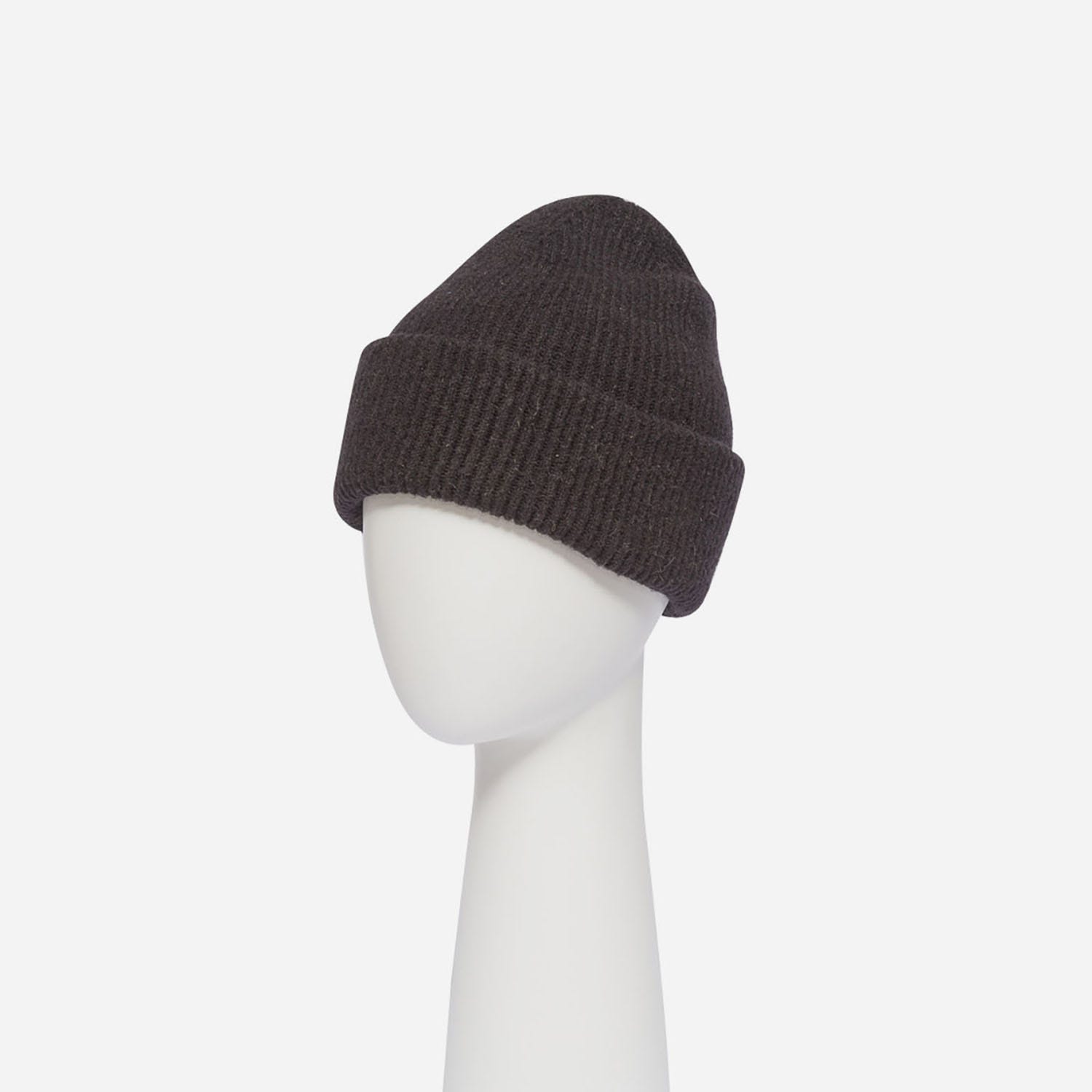 Bonnet noir en maille côtelée à revers