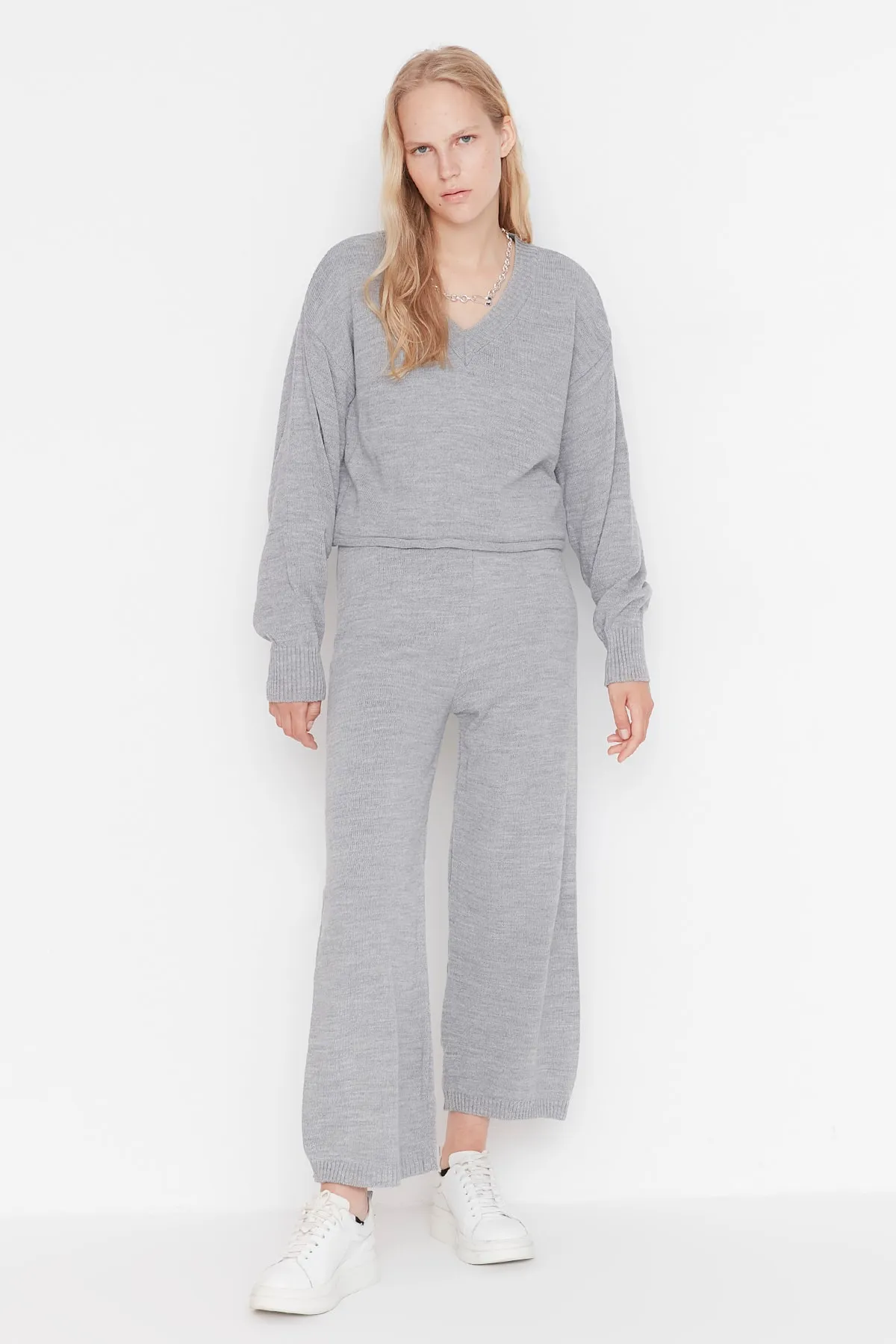 Trendyol Collection  Graues Strickoberteil- und -unterteil-Set mit V-Ausschnitt TWOAW23AU00087