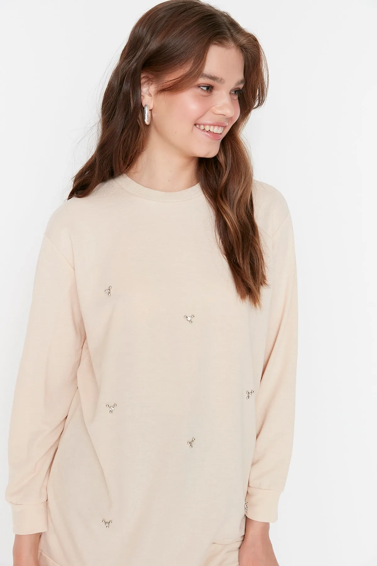 Trendyol Modest  Cremefarbene Stricktunika mit Rundhalsausschnitt und Steindetail TCTSS22TN0072