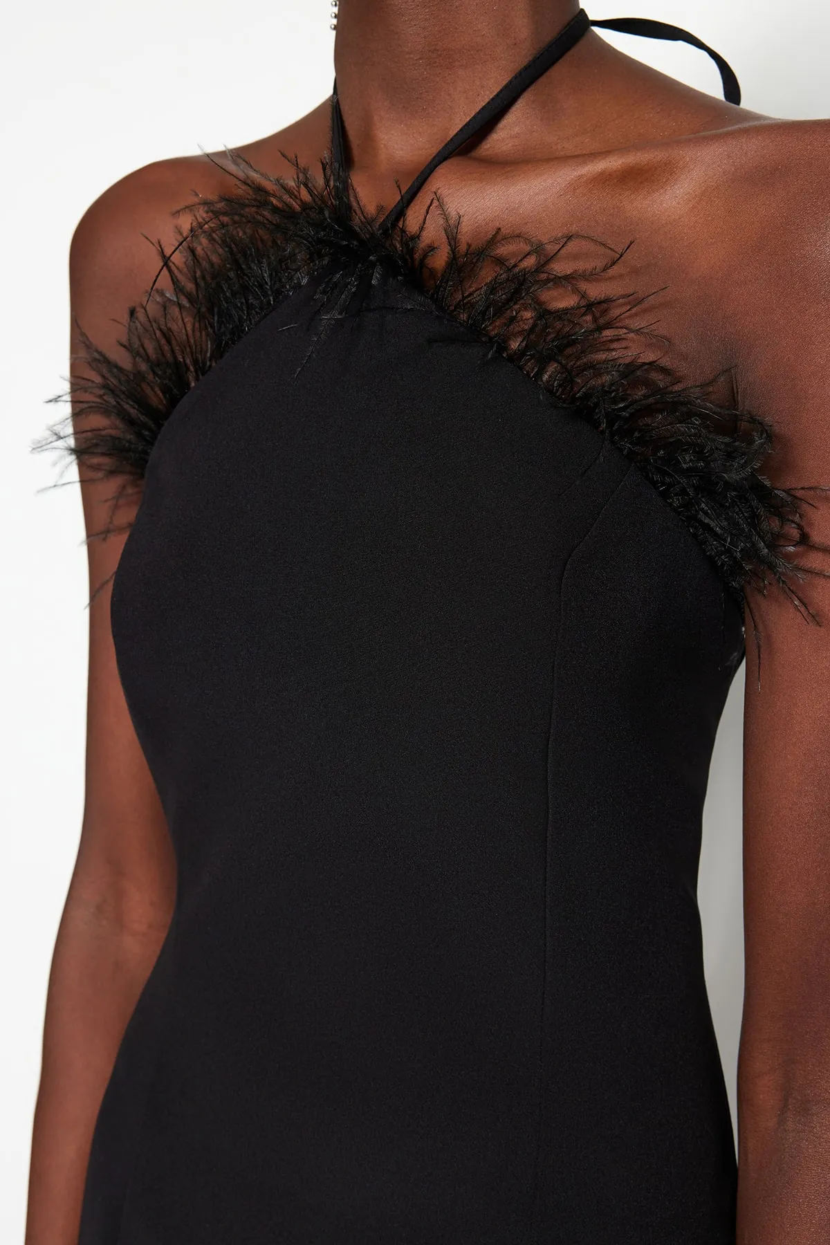 Trendyol Collection  Schwarzes, figurbetontes, gefüttertes, gewebtes Otriches-Abendkleid TPRSS23EL00206