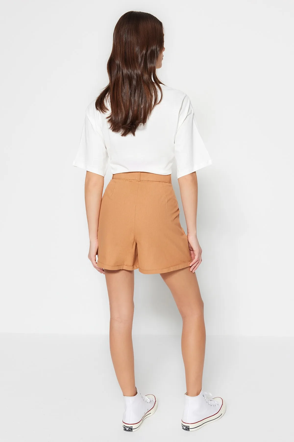 Trendyol Collection  Kamelfarbene Shorts aus gewebter Gabardine mit Gürtel TWOSS19IE0002