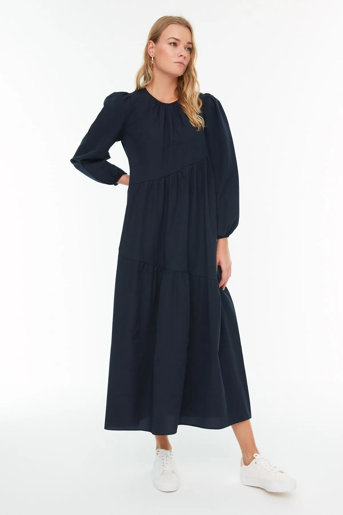 Trendyol Modest  Marineblaues, gewebtes Baumwollkleid mit weitem Schnitt und Raffung TCTSS21EL3470