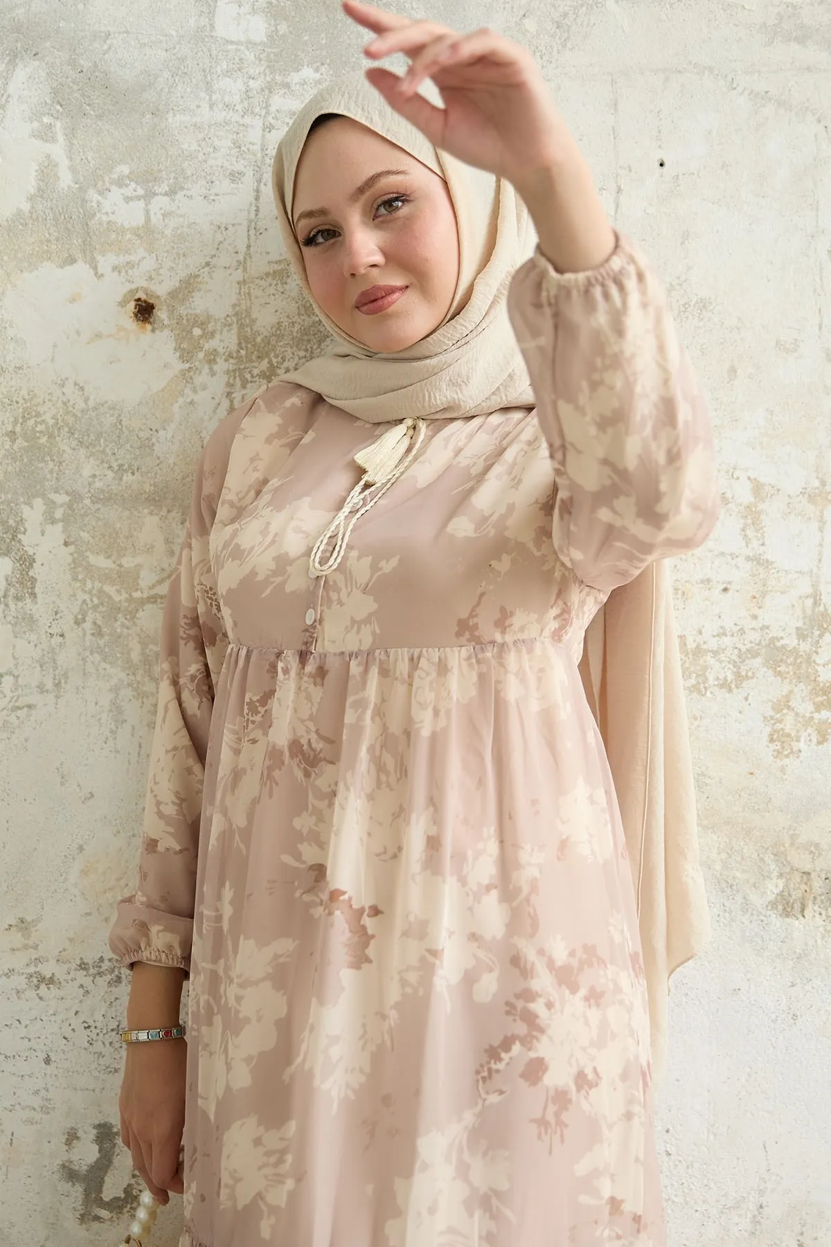 InStyle  Beiges Chiffonkleid mit Blattmuster und Quasten auf der Vorderseite