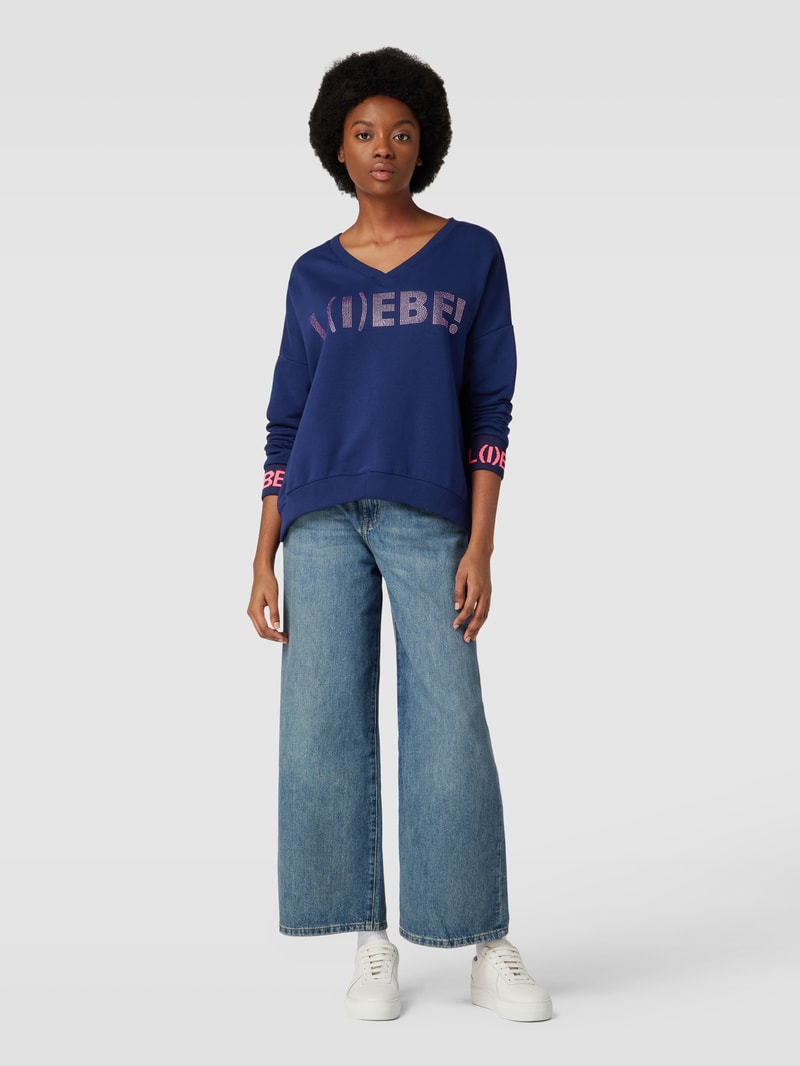 Sweatshirt mit Ziersteinbesatz Modell 'L(I)EBE!' in marineblau