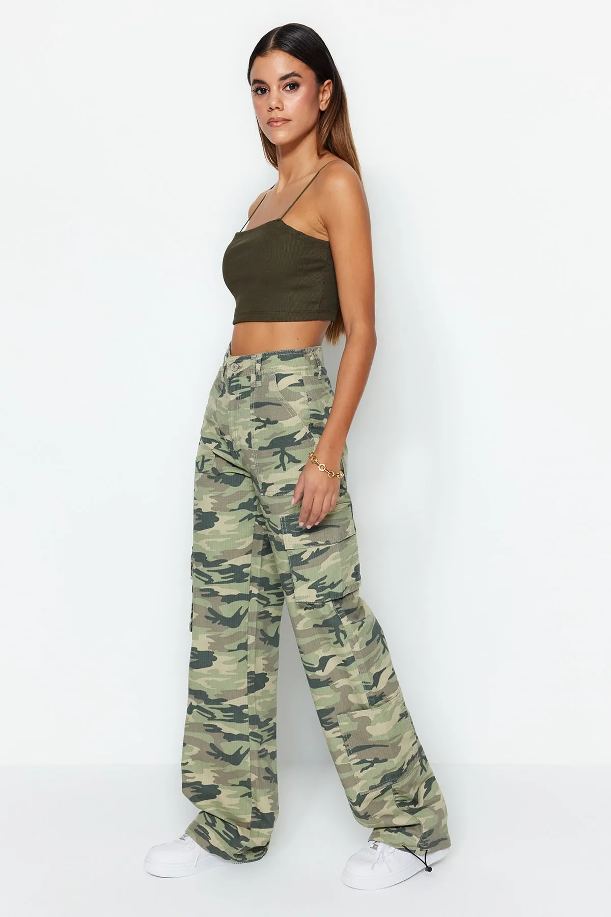 Trendyol Collection  Mehrfarbige Ribstop-Jeans mit Camouflage-Print, hoher Taille und weitem Bein und Cargo-Taschen TWOSS23JE00148