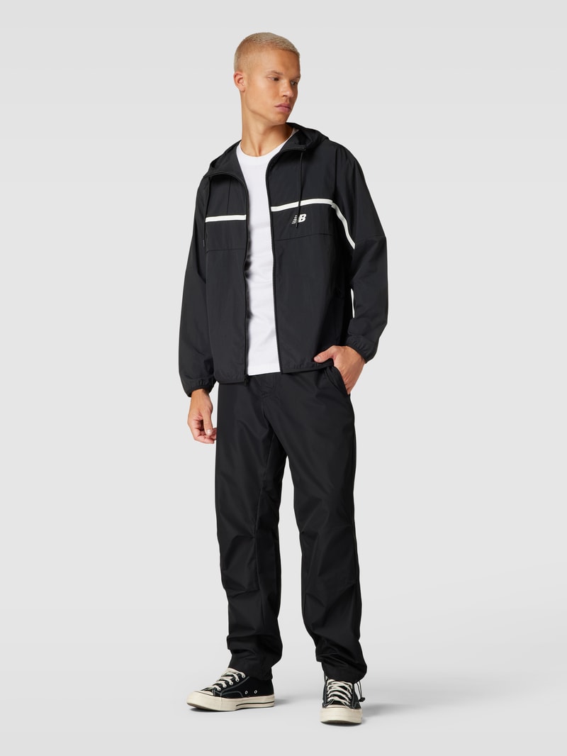 Trainingsjacke mit Label-Stitching in schwarz