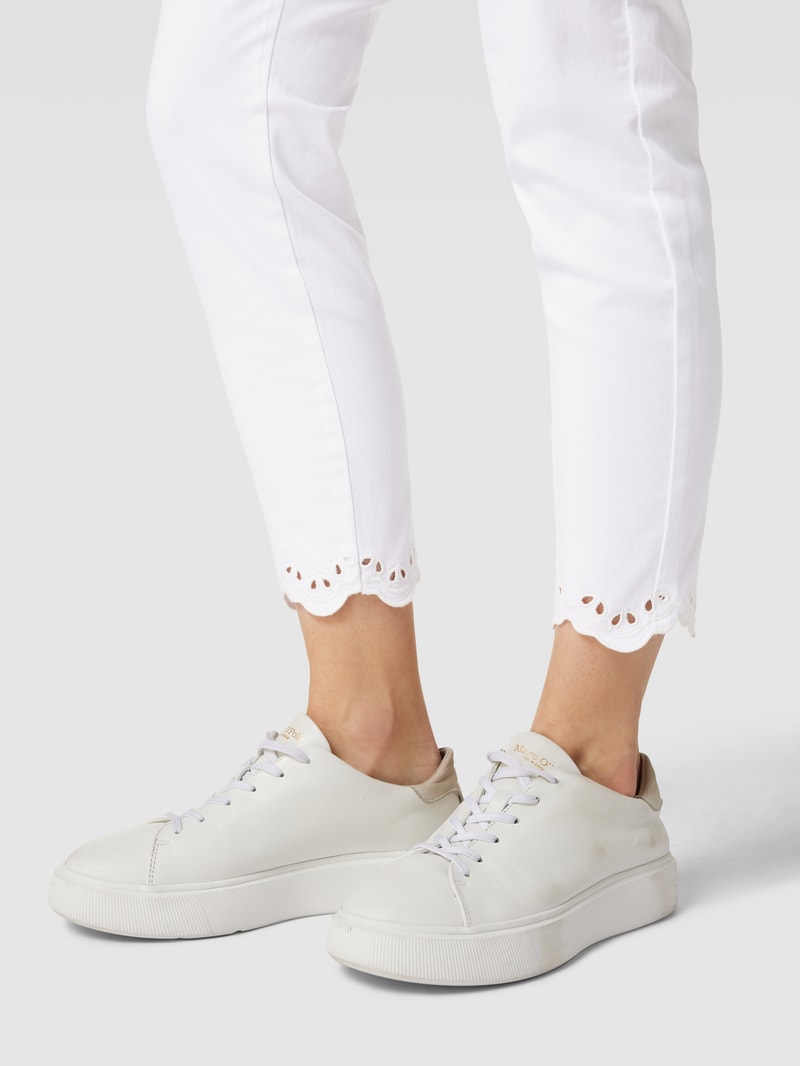 Jeans mit Lochstickerei Modell 'ORNELLA' in weiß