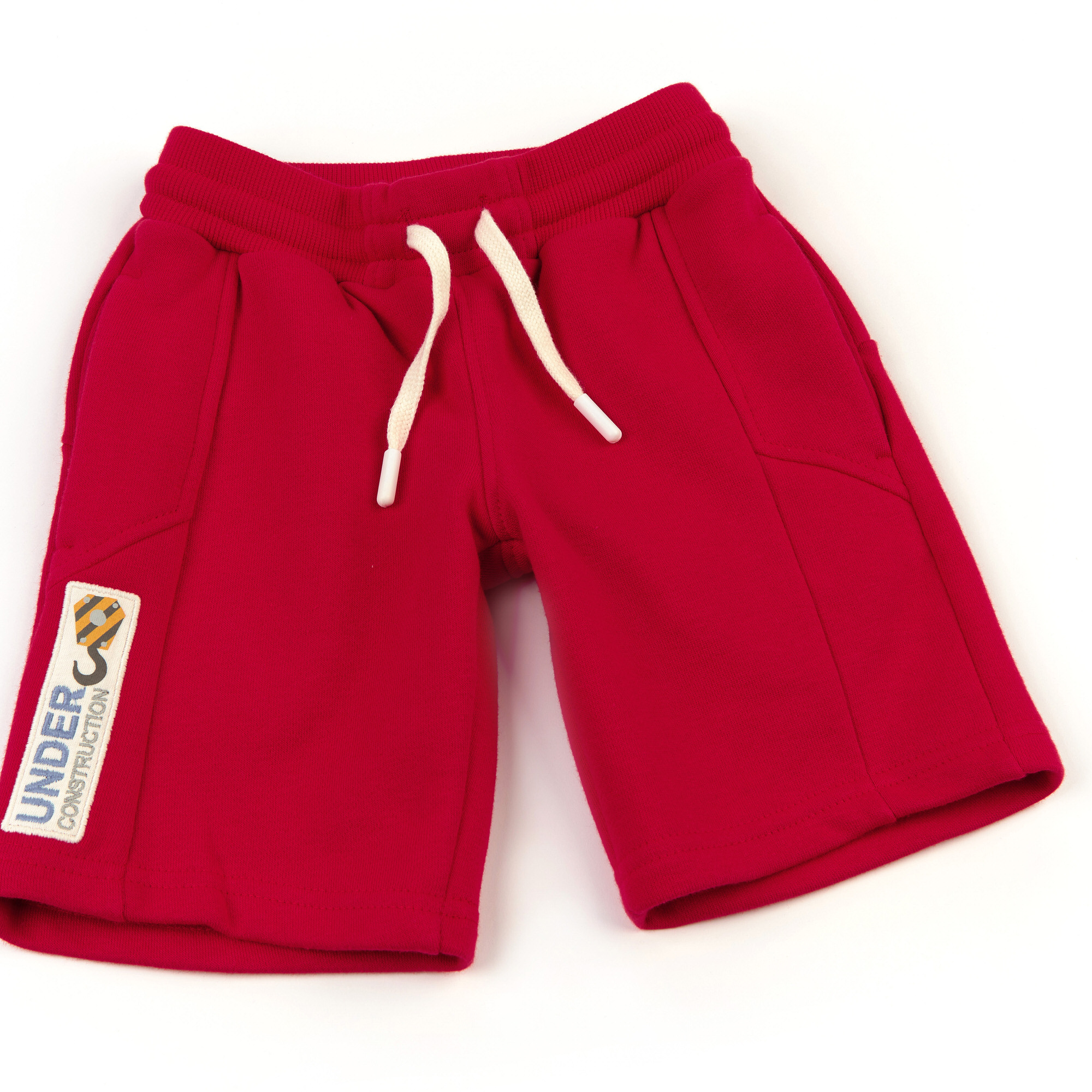 Rote Jungen Sweatbermuda Under Construction