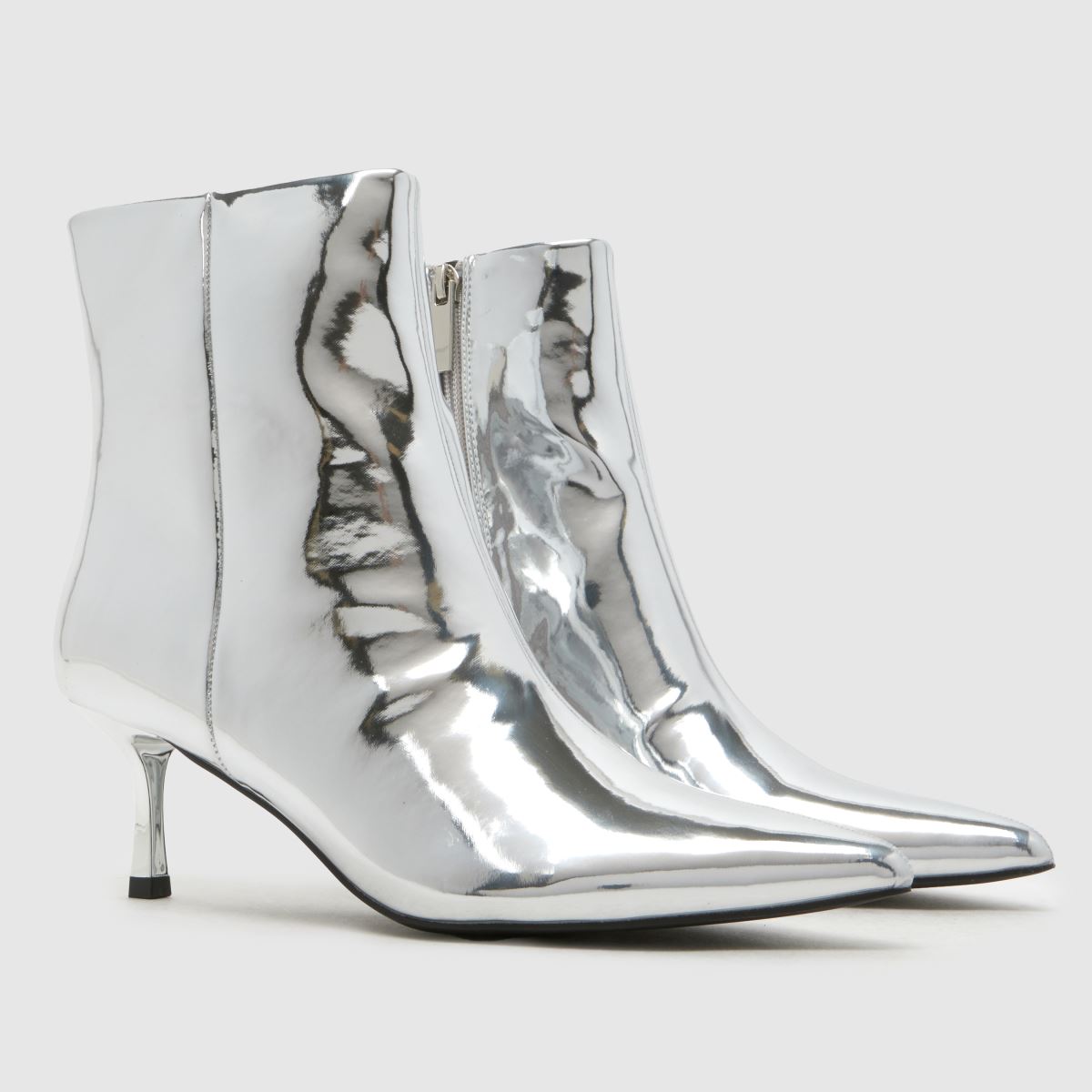 Schuh Brynn – Silverfärgade stövlar med kitten heel