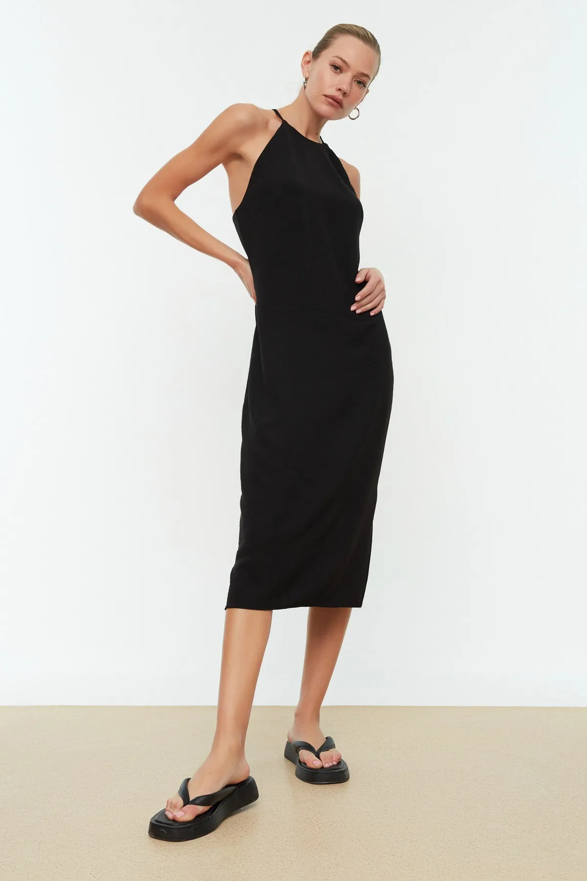 Trendyol Collection  Schwarzes, gerade geschnittenes Midi-Webkleid mit Schlitz TWOSS22EL1814