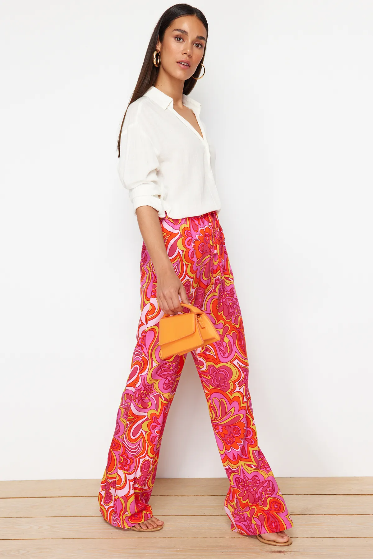Trendyol Collection  Rosa Hose mit weitem Bein und elastischem Bund und Bindedetail/gemustertem Webmuster TWOSS24PL00159