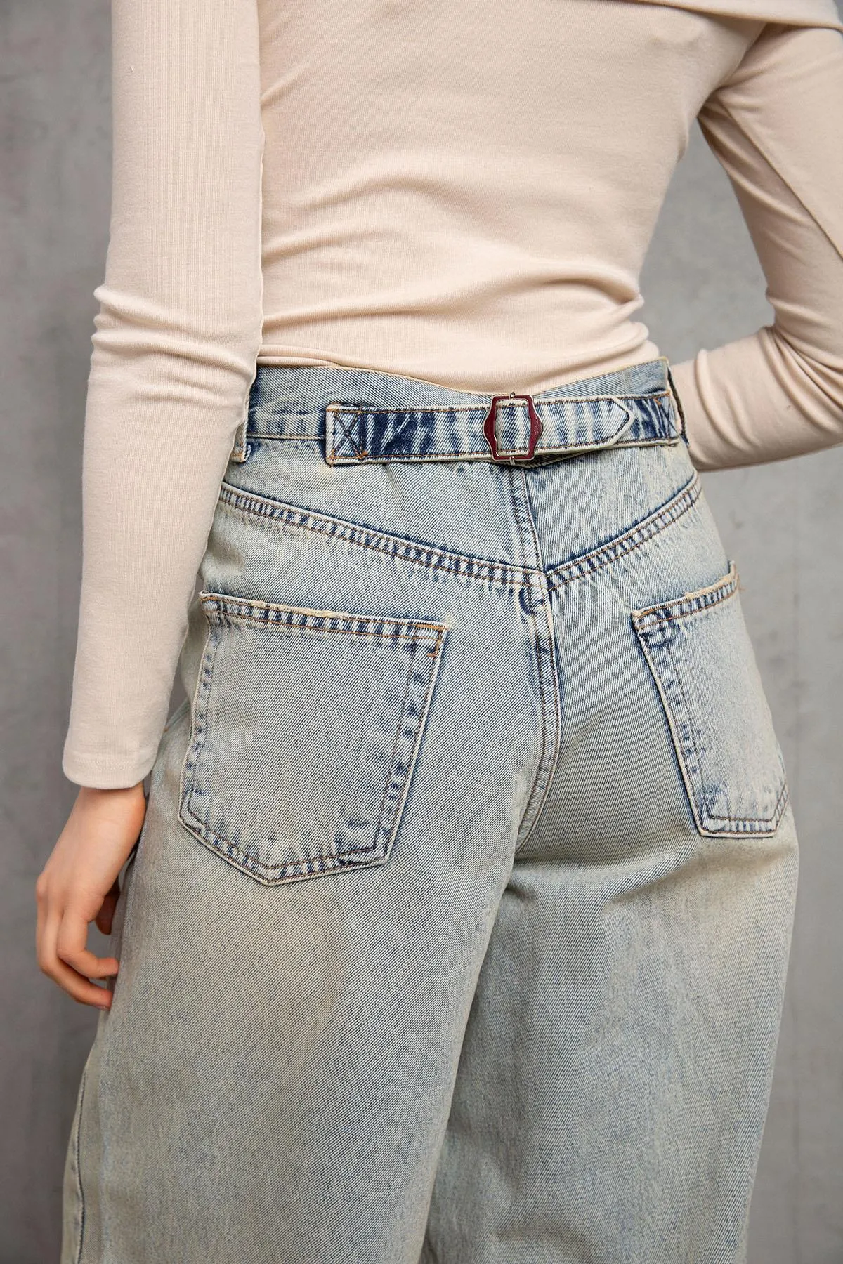 Maule  Schnalle im Detail, lockerer Schnitt, weites Bein, bequeme Baggy-Jeans, lockere Damenhose @milano