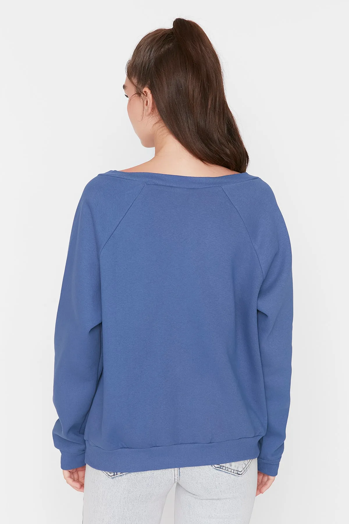Trendyol Collection  Indigo Boat V-Ausschnitt Basic Dickes Fleece Innen Gestricktes Sweatshirt TWOAW23SW00184