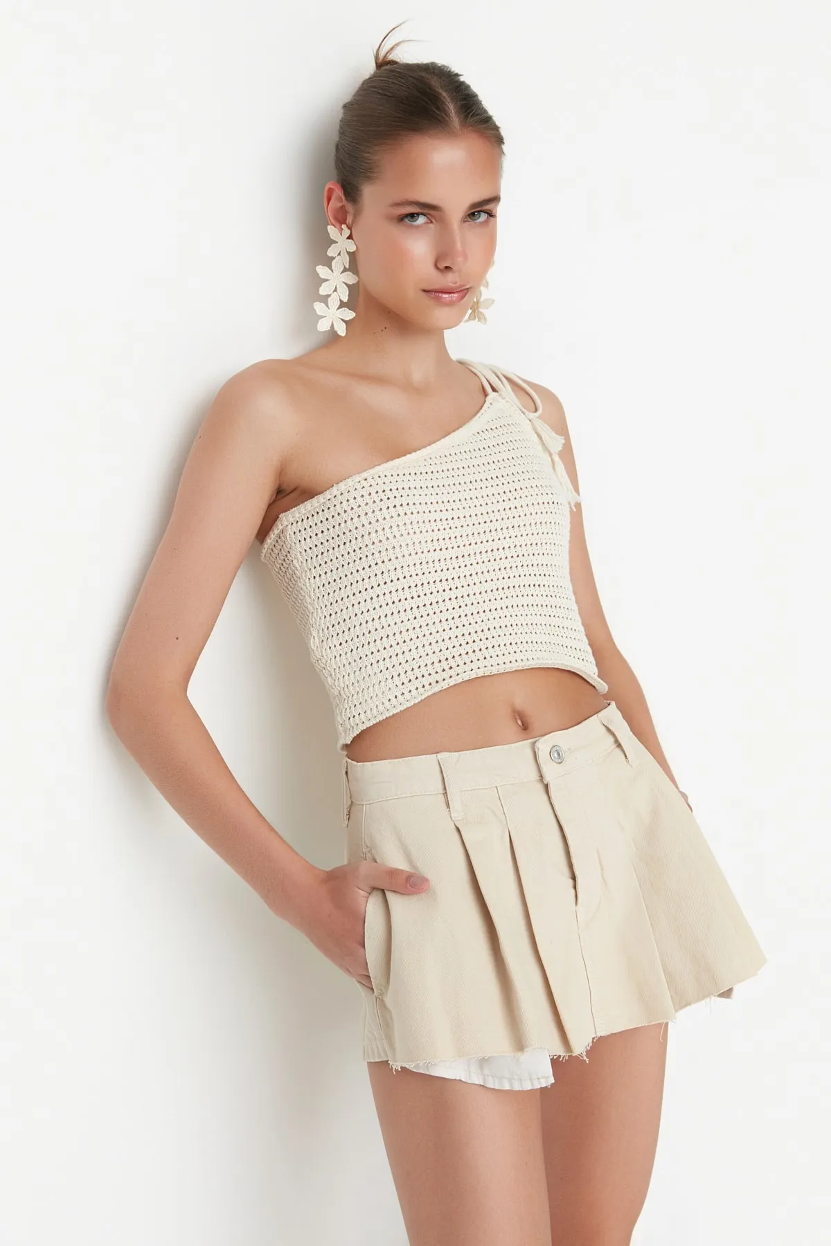 Trendyol Collection  Ecrufarbener, plissierter Denim-Shorts-Rock TWOSS22SR00164