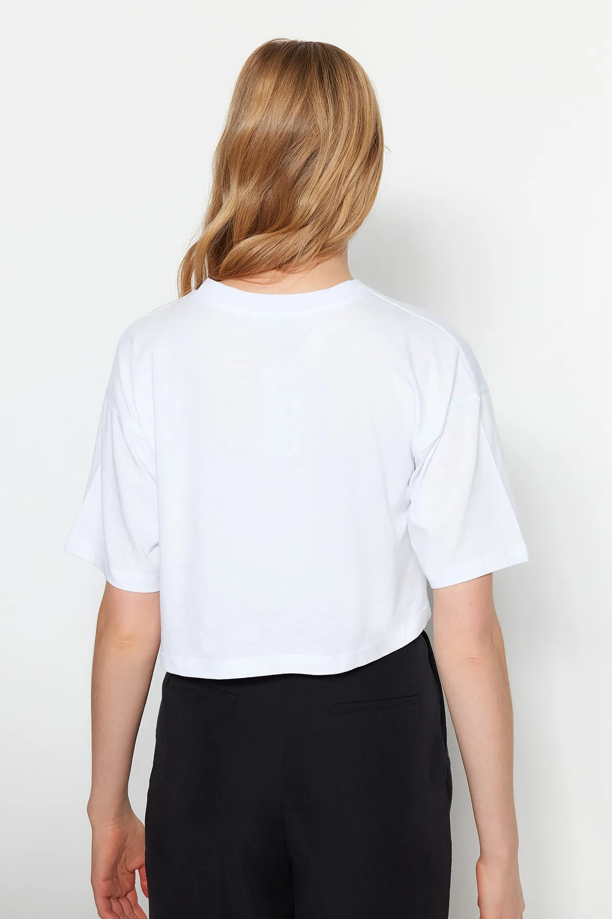 Trendyol Collection  Weißes, kurz geschnittenes Premium-Strick-T-Shirt aus 100 % Baumwolle mit Rundhalsausschnitt TWOSS23TS00038