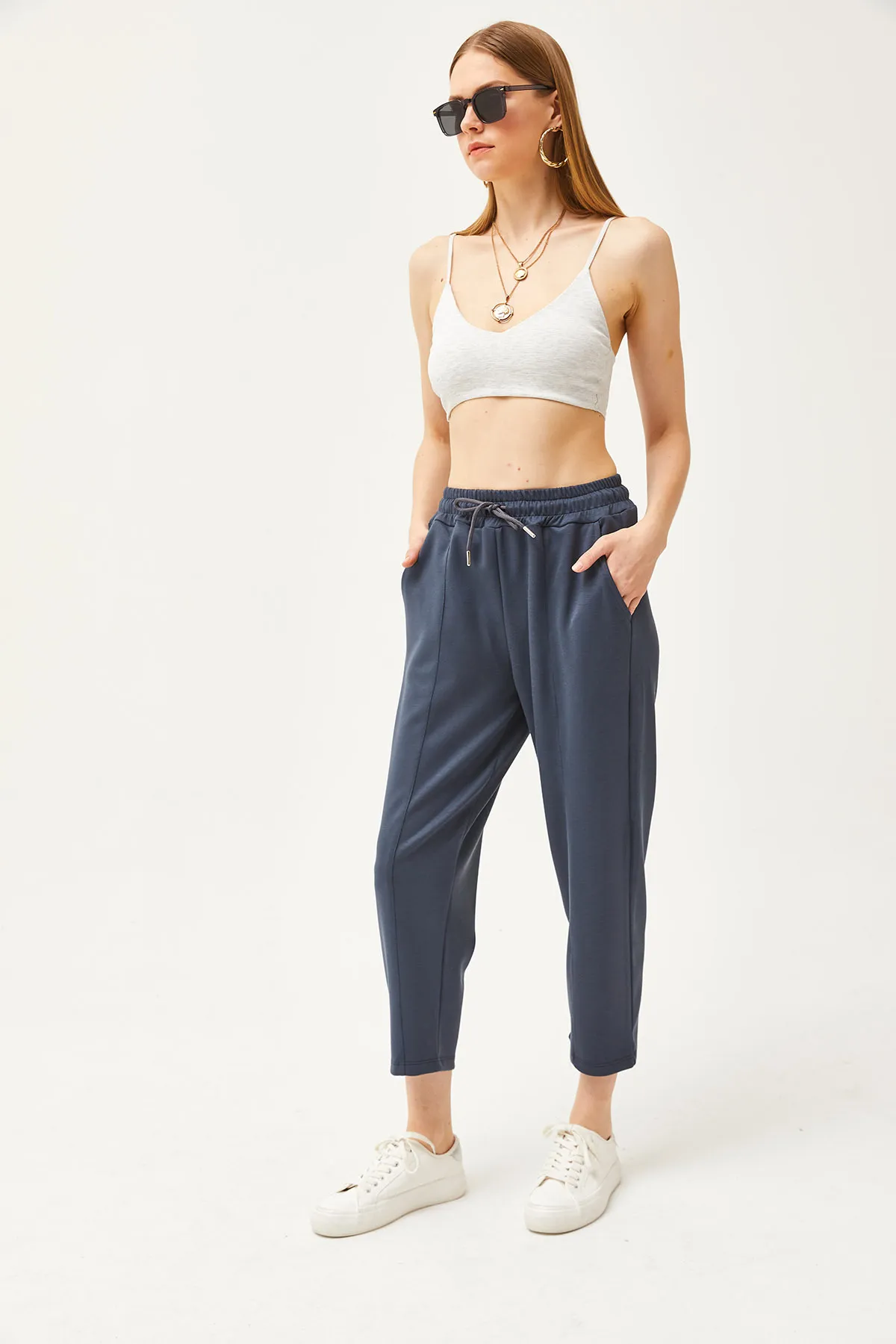 Olalook  Anthrazitfarbene, weich strukturierte Modal-Jogginghose für Damen mit Taschennähten EŞF-00000069