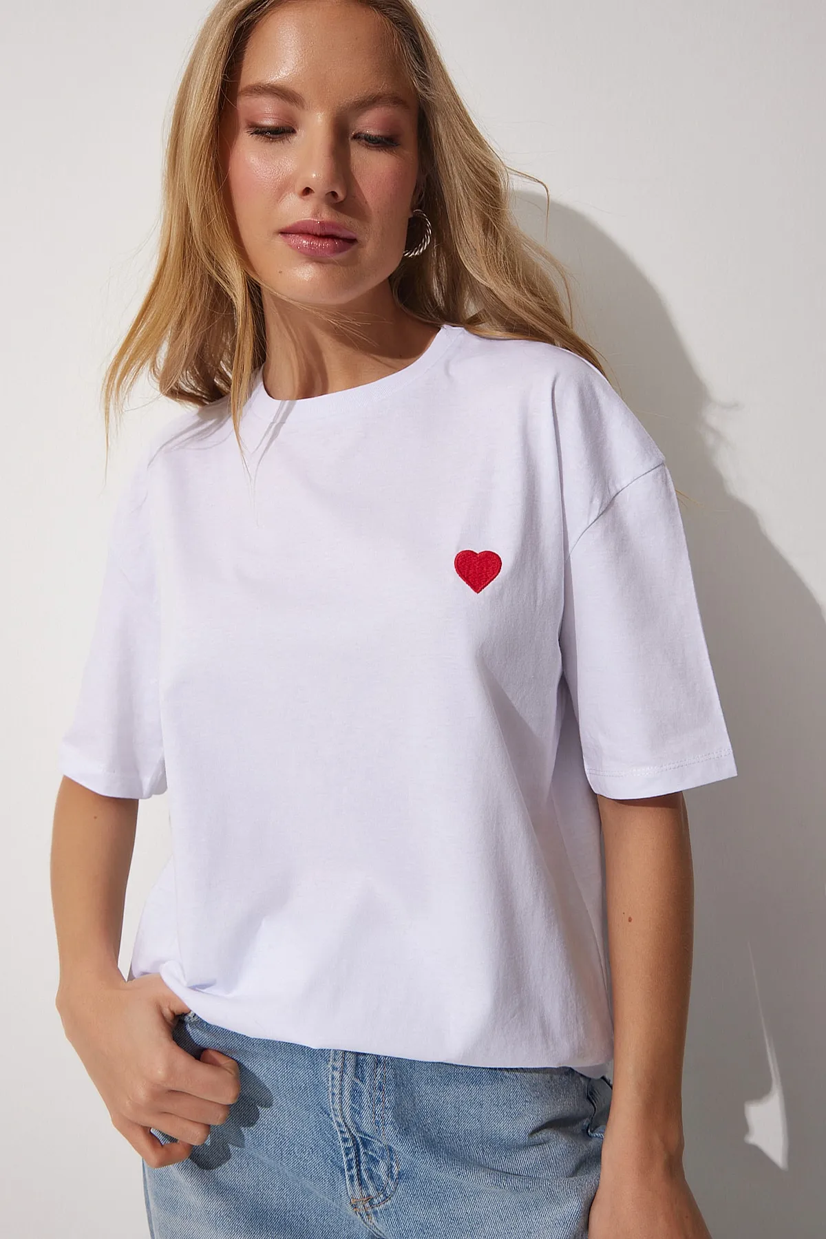 Happiness İstanbul  Weißes Oversize-T-Shirt aus Baumwolle mit Herzstickerei für Damen CR00405