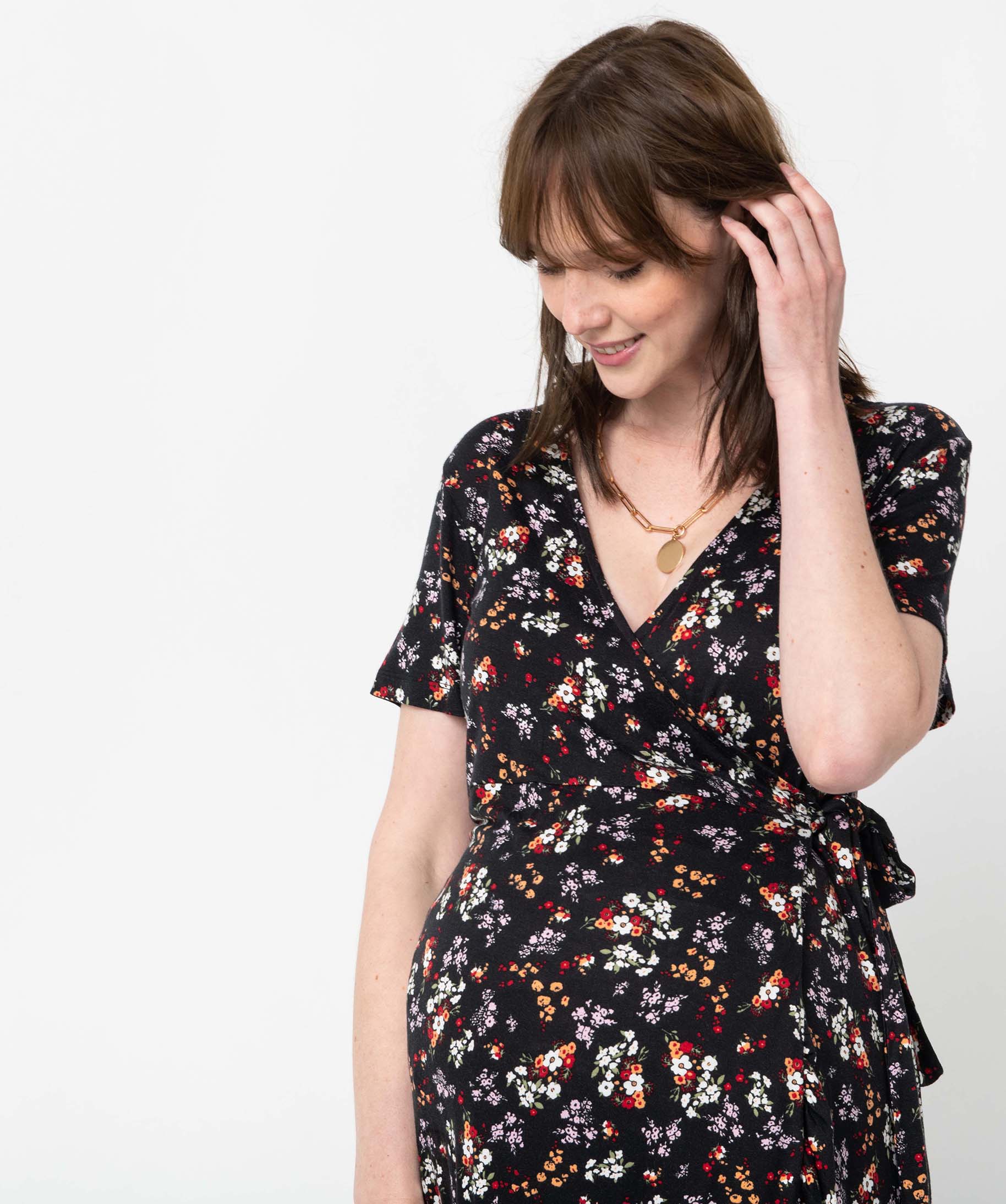 Robe de grossesse coupe portefeuille avec volant dans le bas noir | GEMO