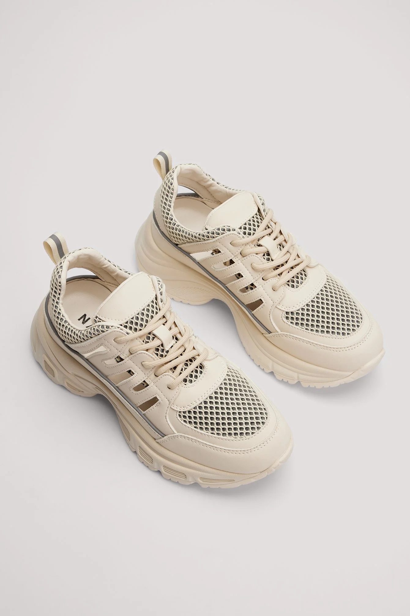 Sportliche Turnschuhe mit Cut-Outs