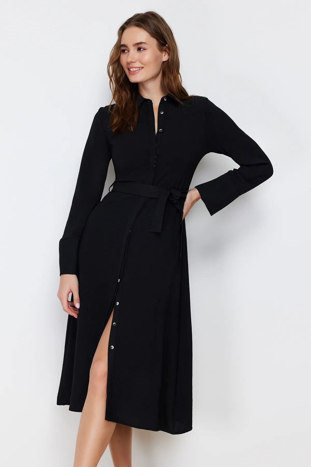Trendyol Collection  Schwarzes, gewebtes Hemdkleid mit Gürtel und Knöpfen TWOAW24EL00359