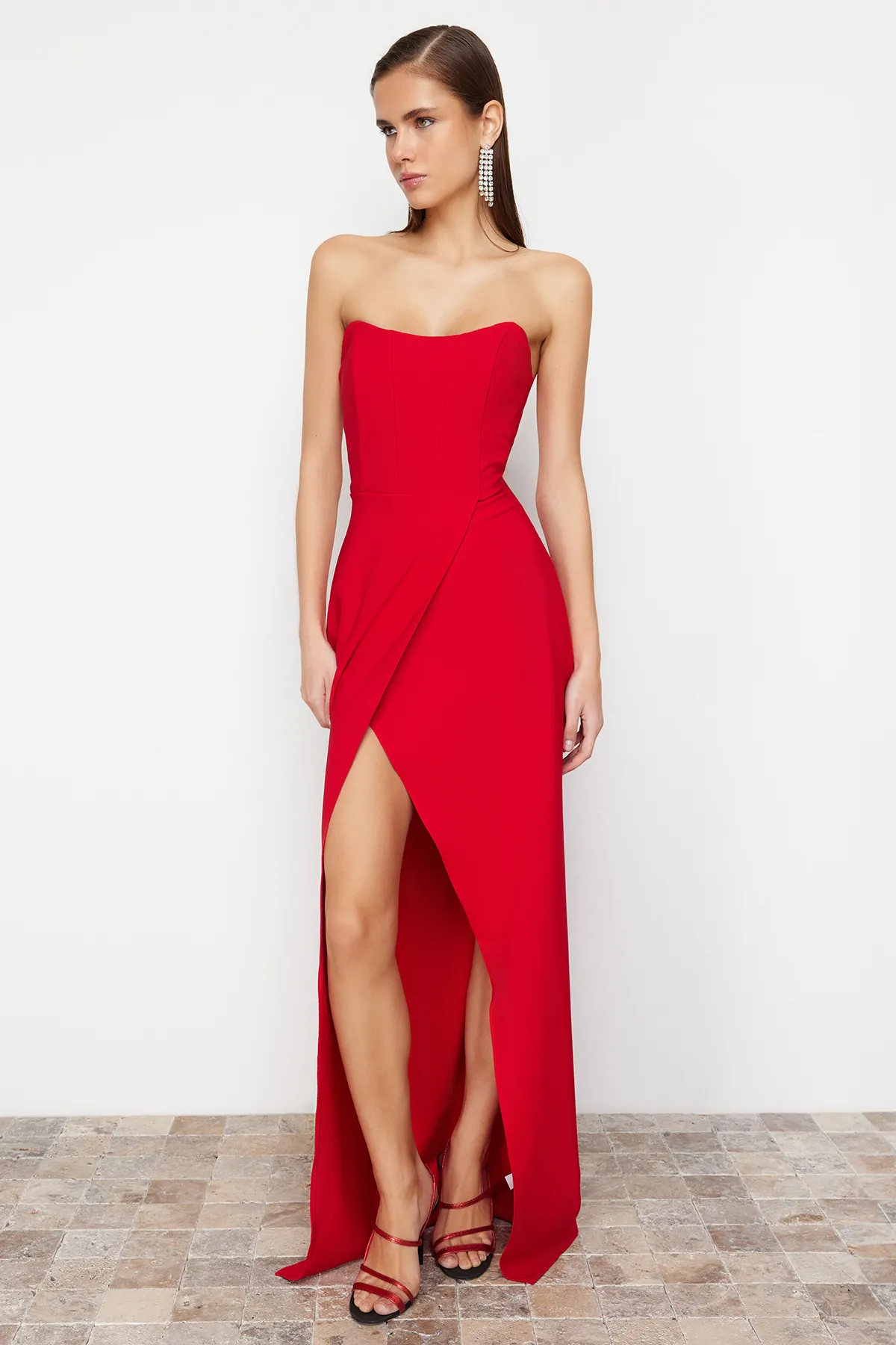 Trendyol Collection  Rotes, langes Abendkleid mit gewebtem Korsettdetail TPRSS24AE00151