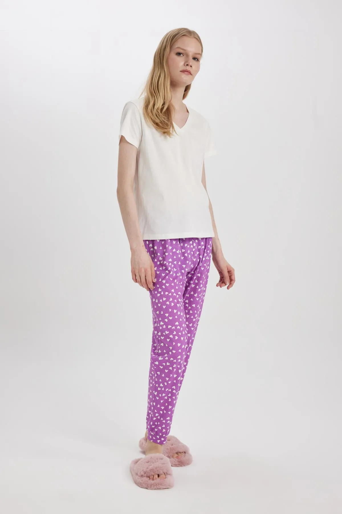 DeFacto  Lässige Pyjamahose mit Herzmuster und normaler Passform - Fall In Love B6196ax24sp