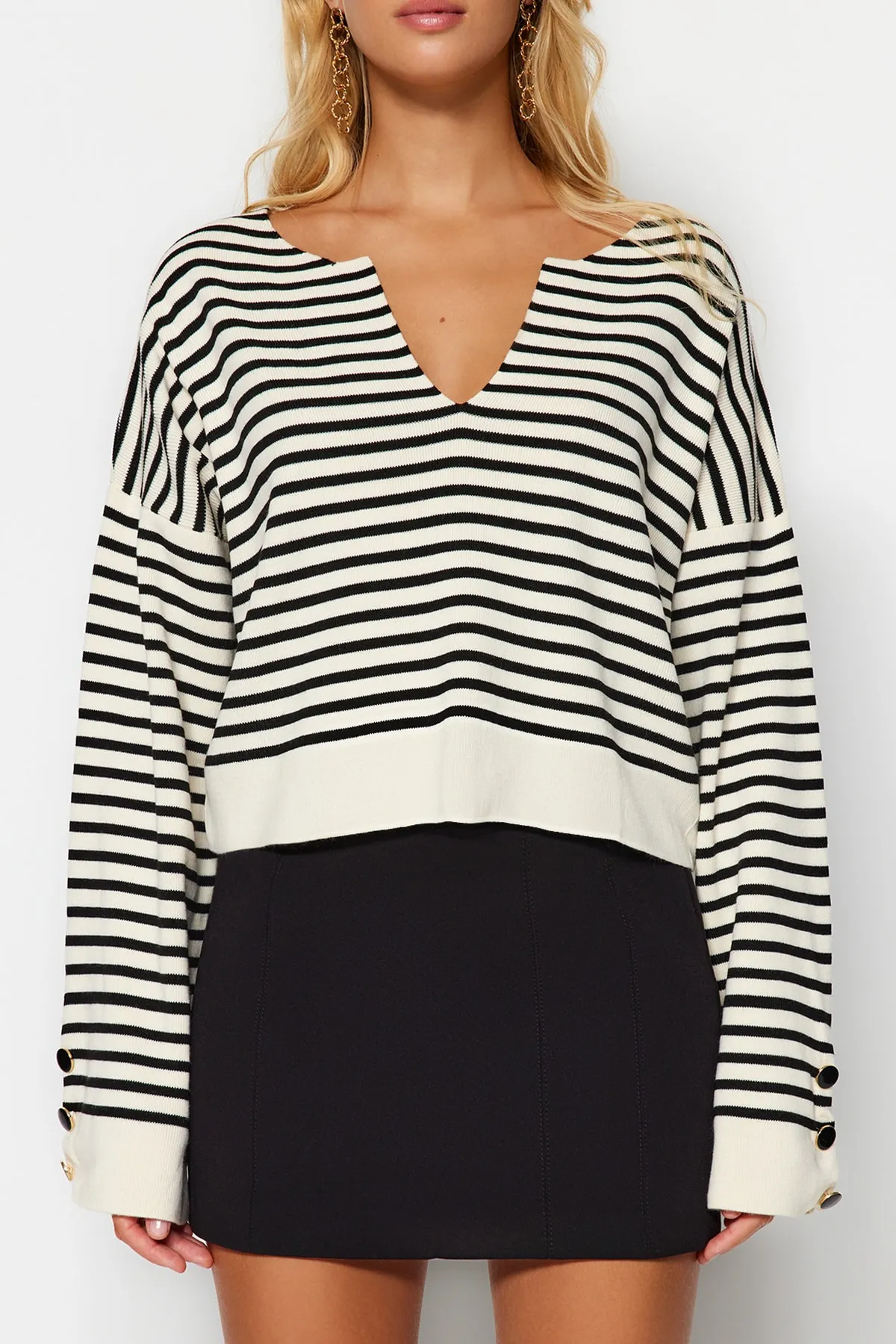 Trendyol Collection  Ecrufarbener, gestreifter Strickpullover mit weiter Passform TWOAW24KZ01080