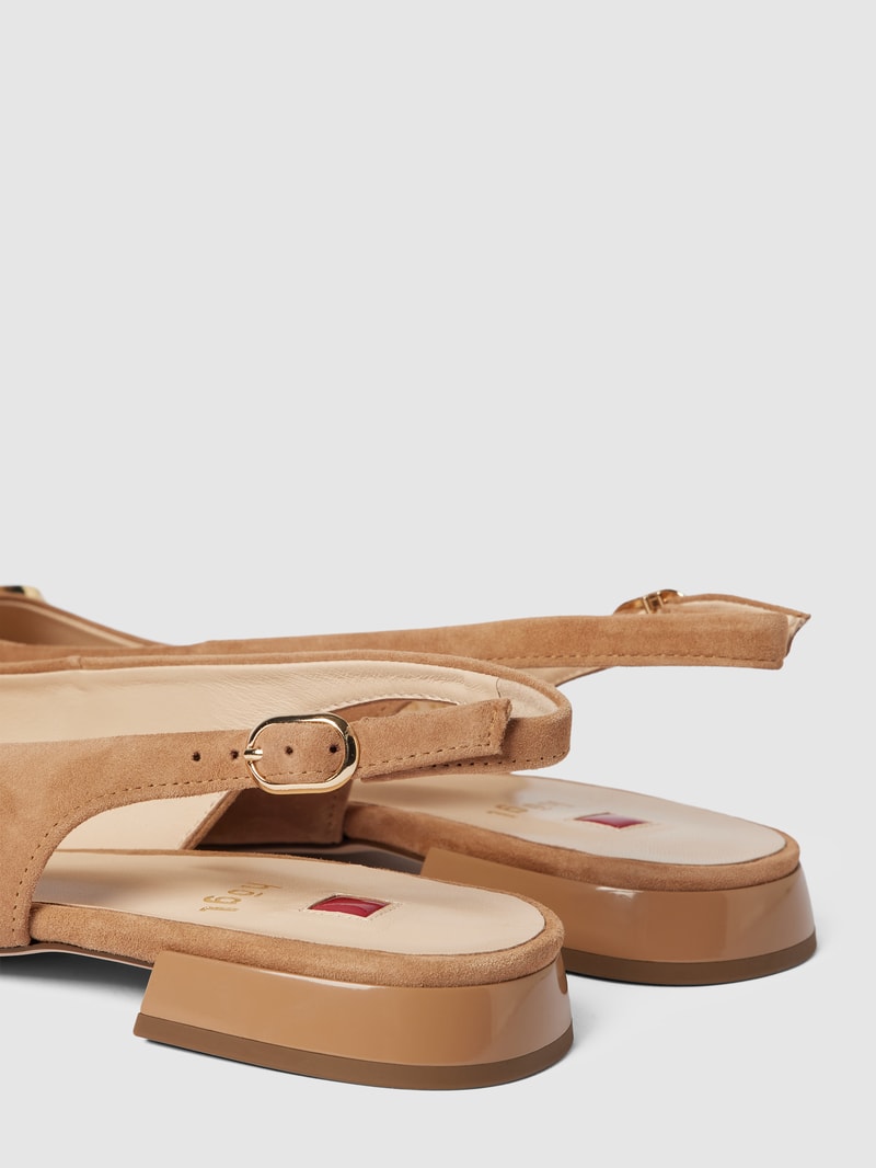 Ballerinas mit Zierkette in camel