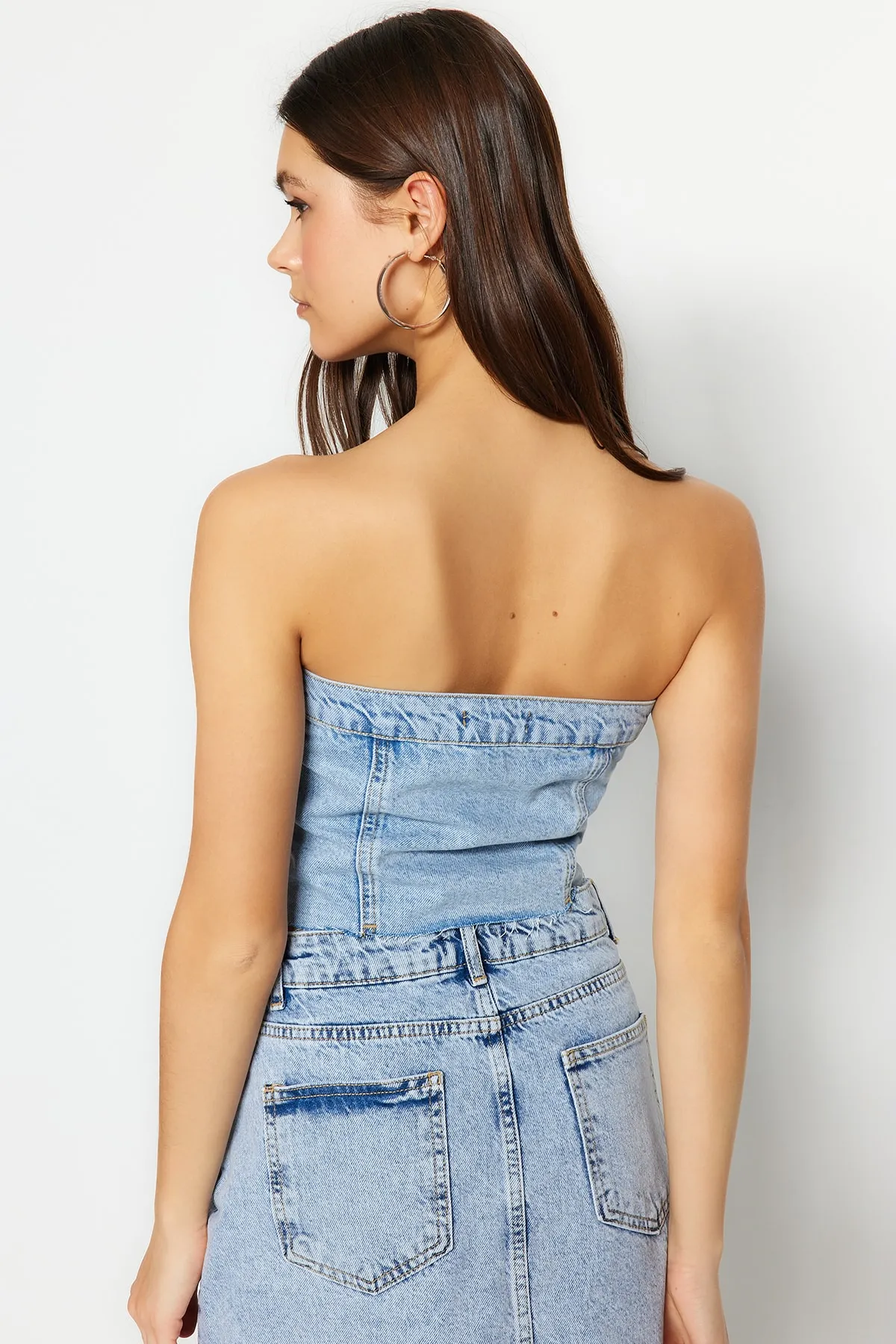 Trendyol Collection  Trägerloses Denim-Bustier mit blauen Nähten und detaillierten Nähten TWOSS23BS00008