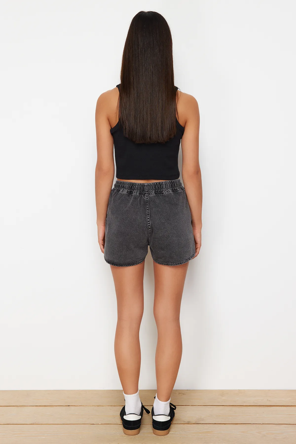 Trendyol Collection  Schwarze Jeansshorts mit hoher Taille und elastischem Bund TWOSS24SR00133