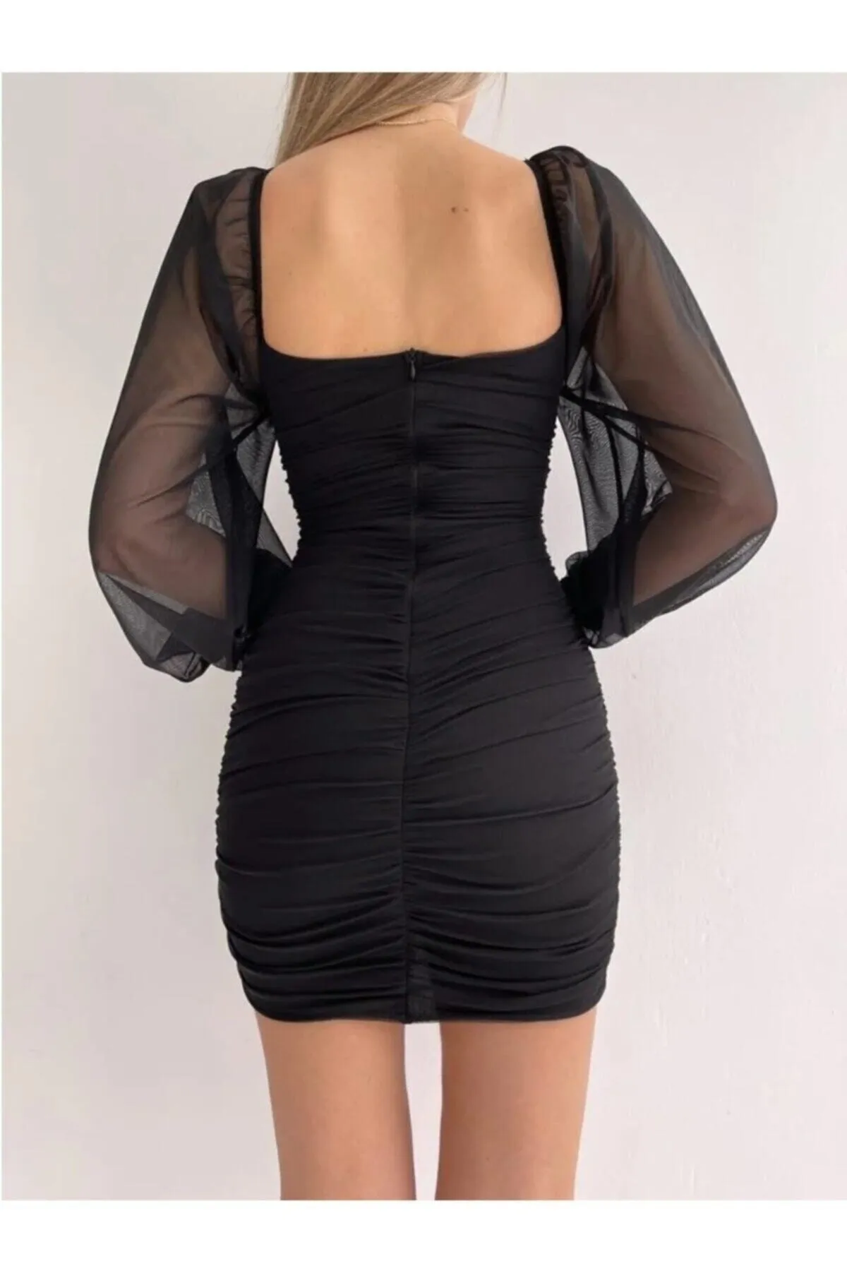Afiş Butik  Schwarzes, detailliertes, drapiertes Kleid mit langen Tüllärmeln