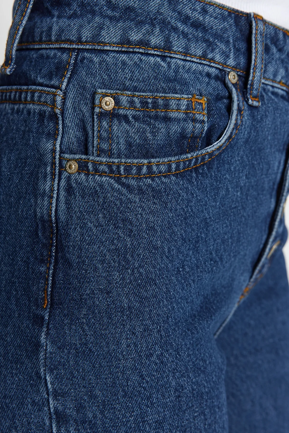 Trendyol Collection  Dunkelblaue Mom-Jeans mit hoher Taille und Knopfleiste vorne TWOAW24JE00071