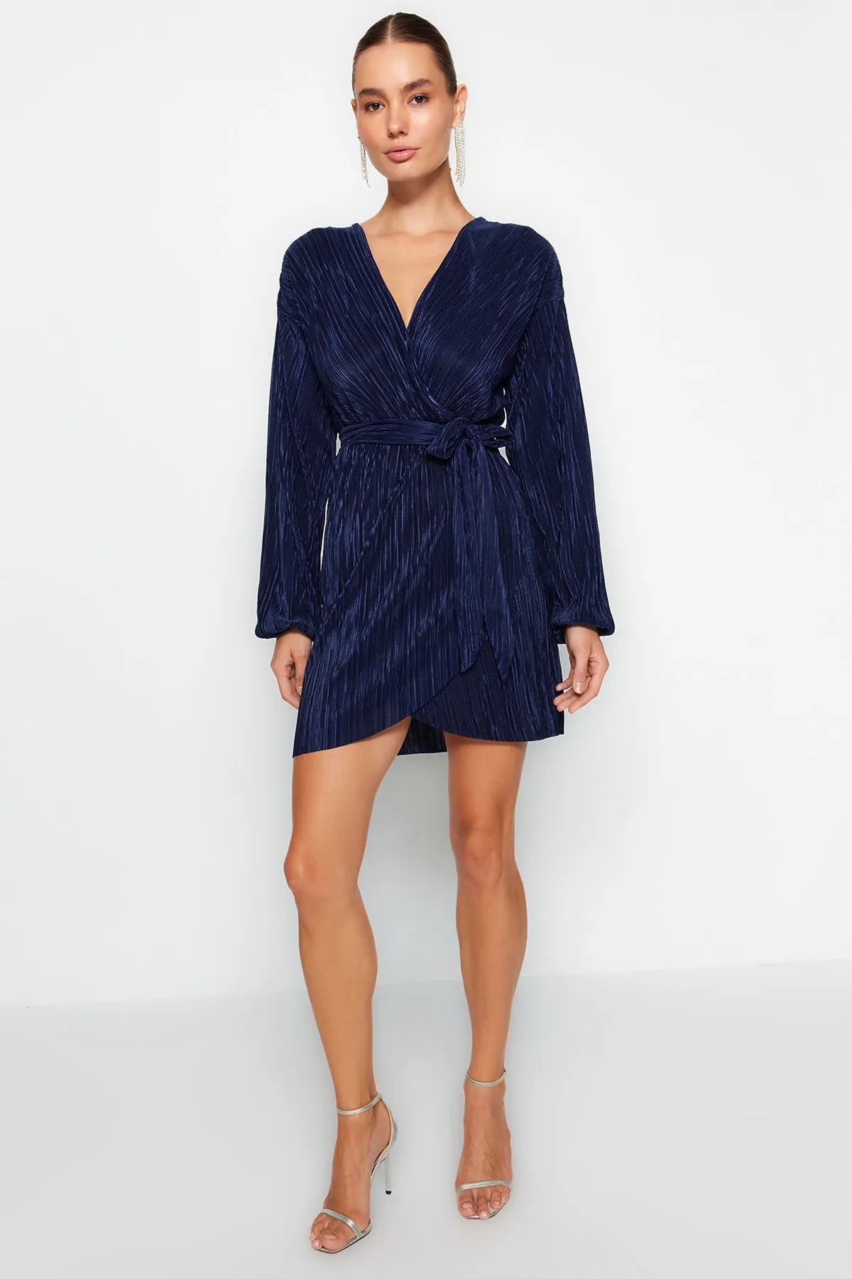 Trendyol Collection  Marineblaues elegantes Abendkleid mit Taillengürtel/Skater-Strick, gefüttert und plissiert TPRAW24EL00108