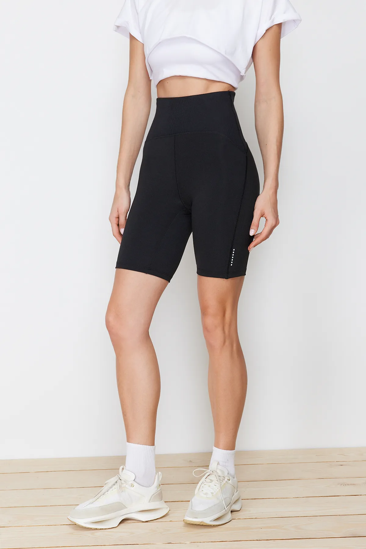 Trendyol Collection  Schwarze matte Recovery-Stoff Reflektor gedruckt gestrickte Sport Biker/Radfahrer/kurze Leggings THMSS24TY00006