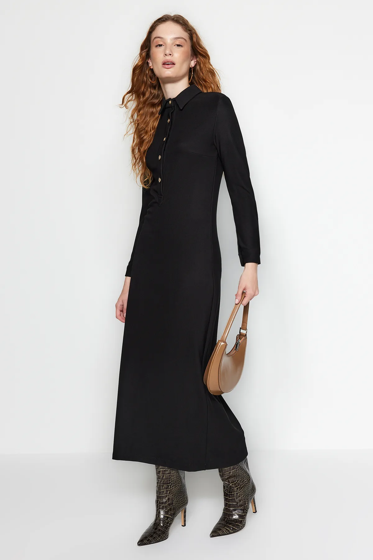 Trendyol Modest  Schwarzes Strickkleid mit goldenen Knöpfen TCTAW24EB00108