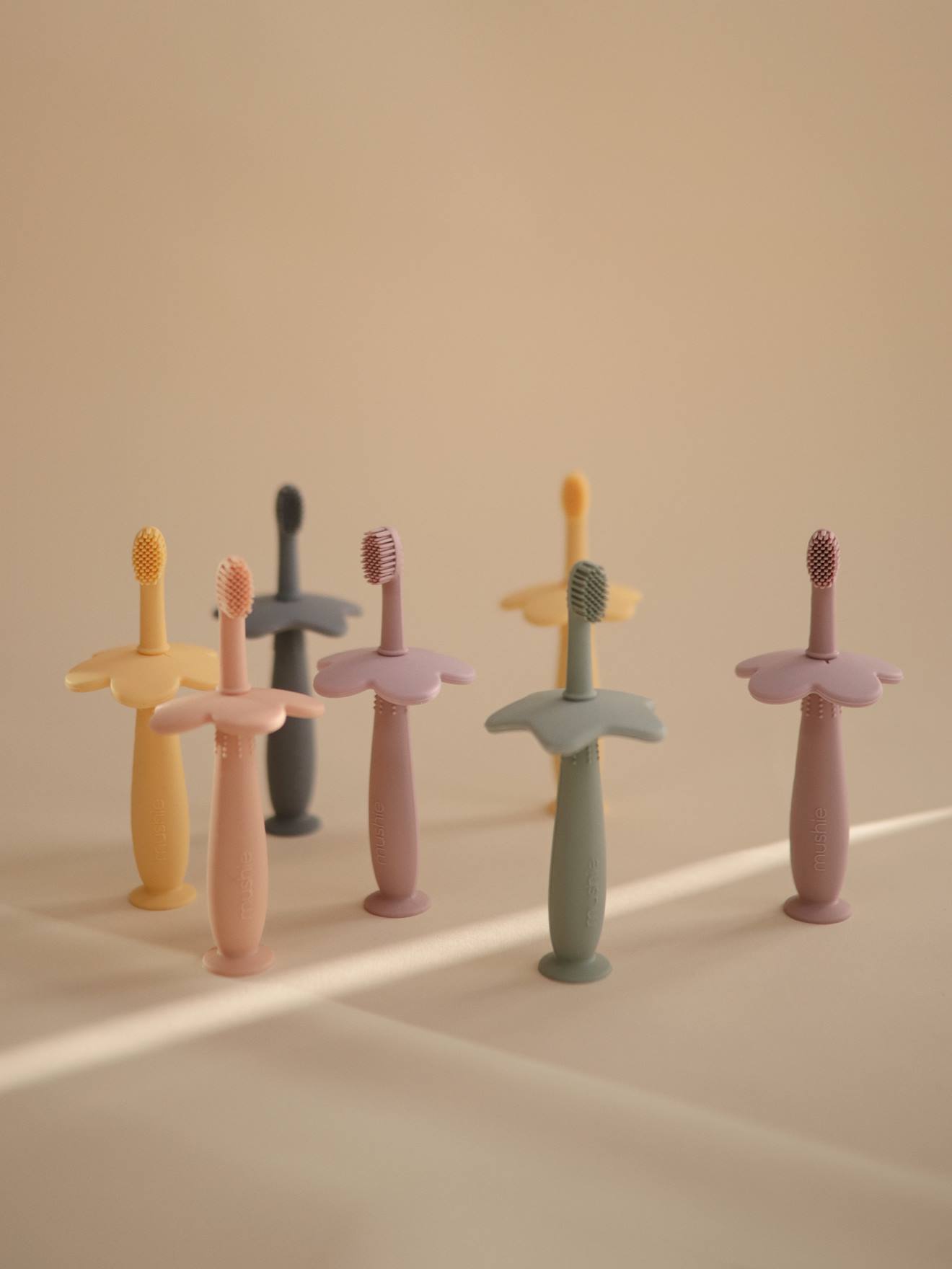 Brosse à dents d’apprentissage MUSHIE en silicone gris