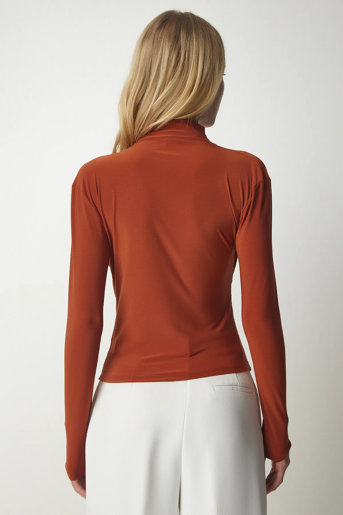 Happiness İstanbul  Damen-Bluse mit gefliestem Kordelzug und detailliertem hohem Kragen in Sandfarben FF00135
