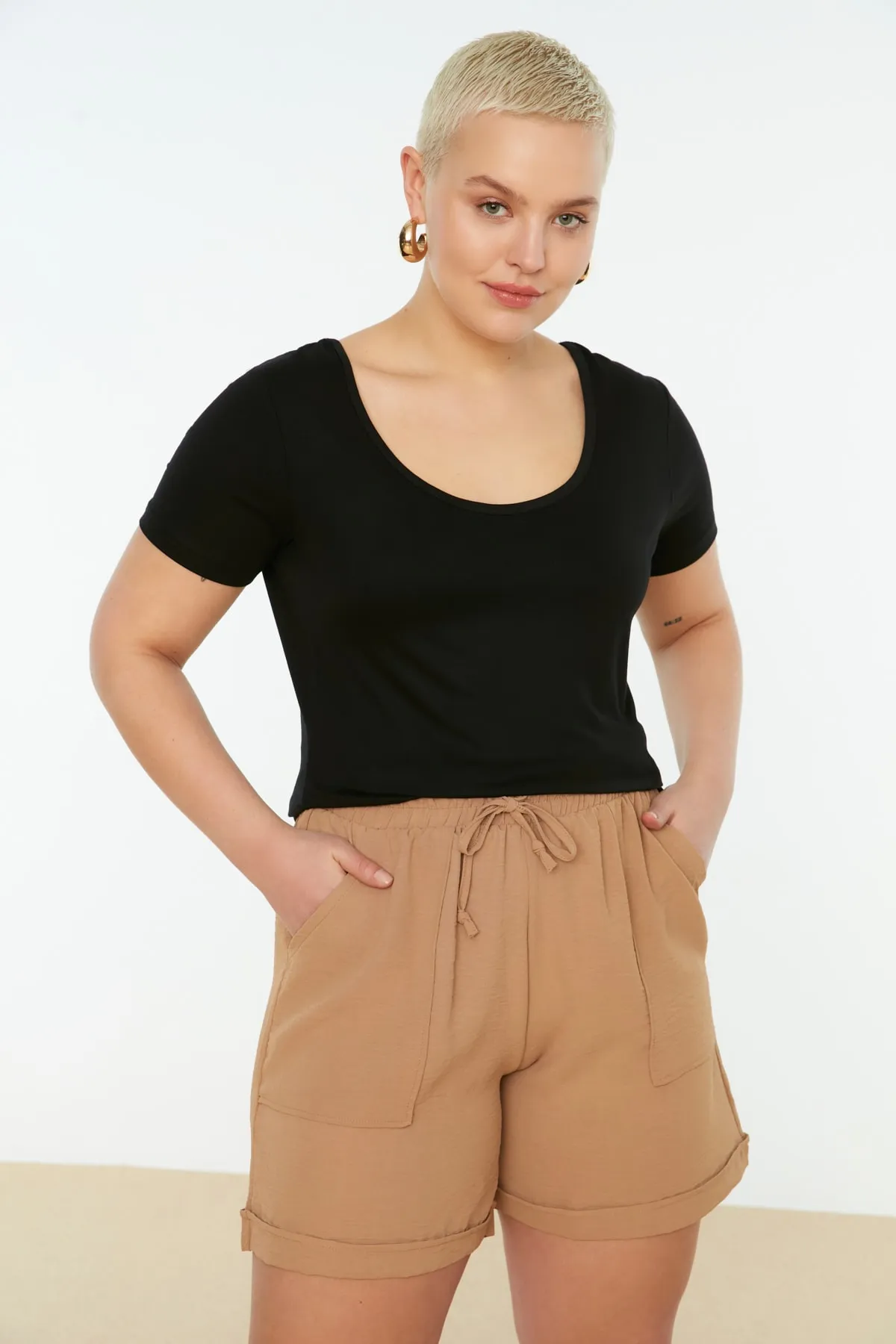 Trendyol Curve  Schwarze Strickbluse mit Bindedetail hinten TBSSS22AF0058