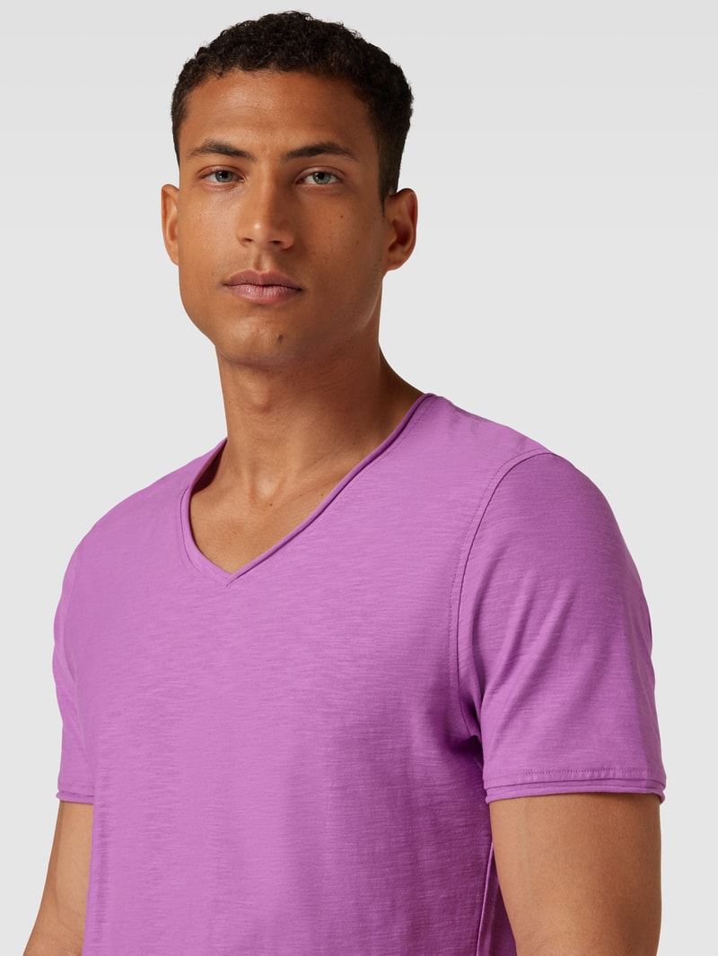 Regular Fit T-Shirt aus Baumwolle mit V-Ausschnitt in fuchsia
