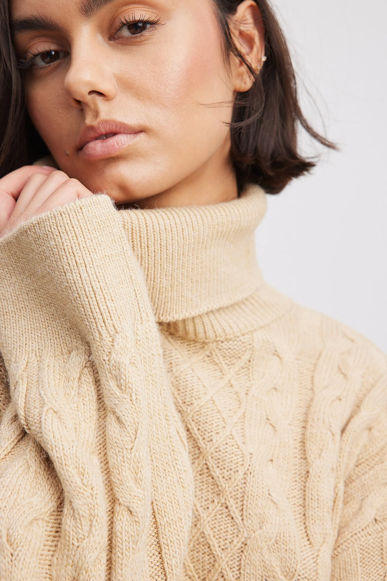 Strickpullover mit Rollkragen und Zopfmuster