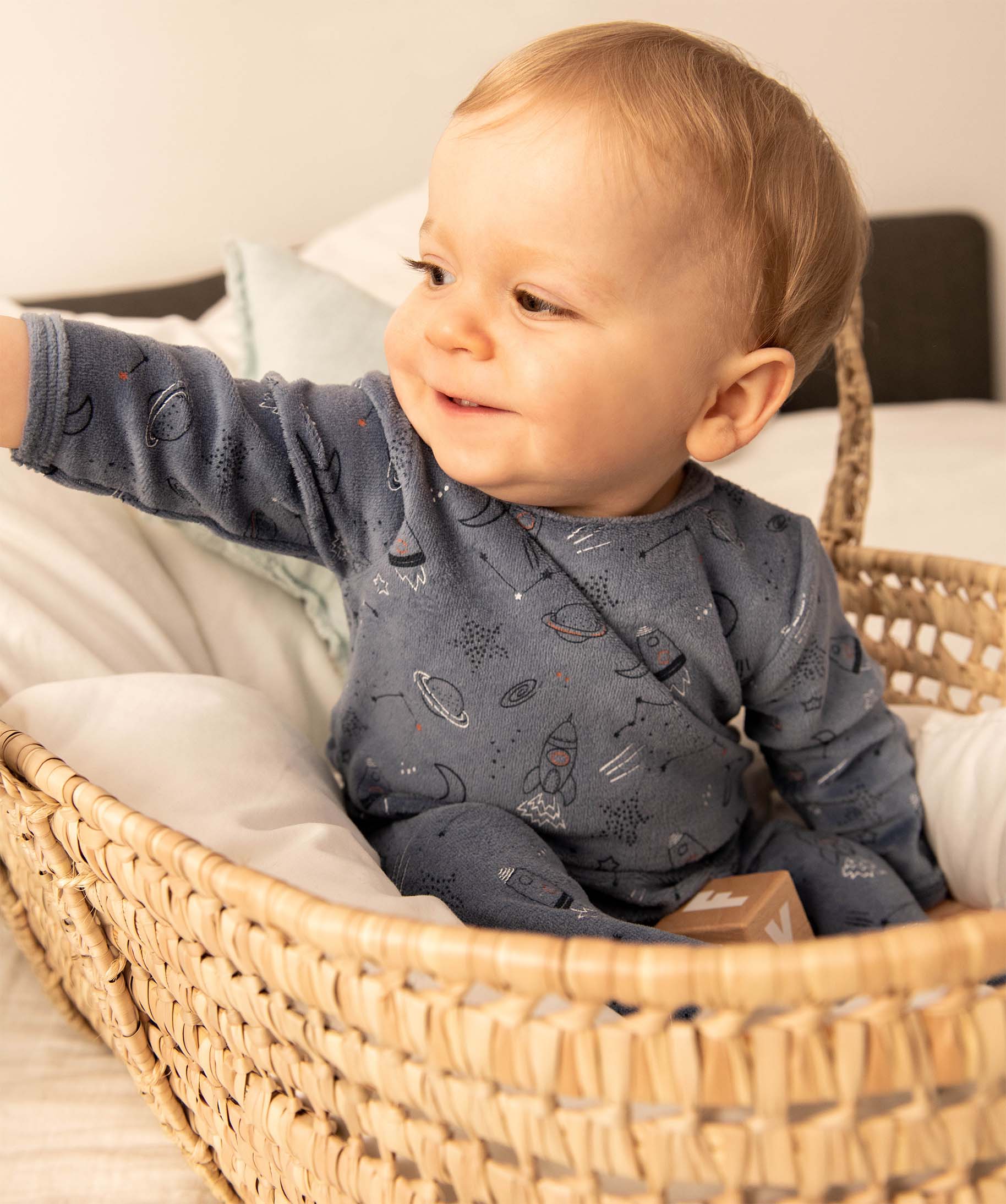 Pyjama bébé à pont-dos en velours à motifs espace bleu | GEMO