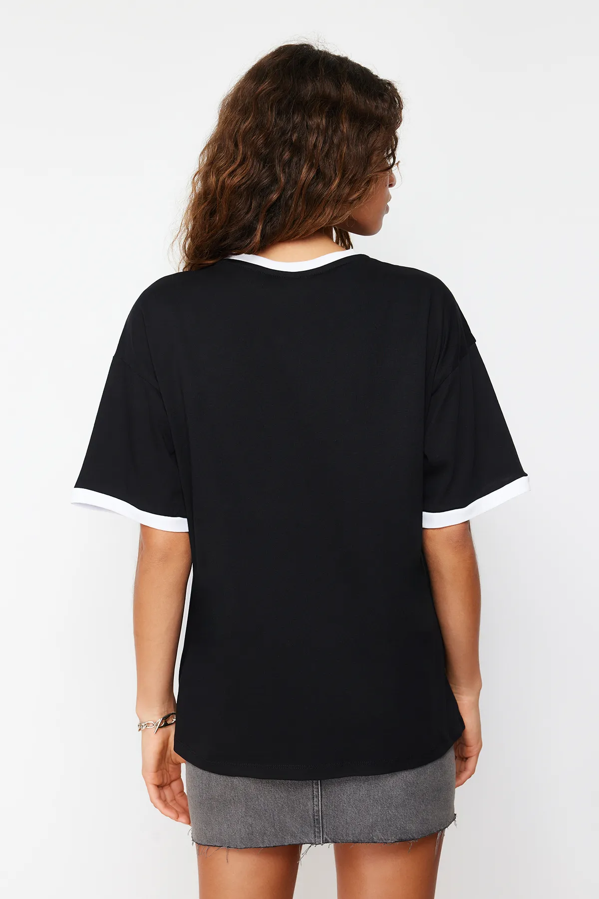 Trendyol Collection  Schwarzes Strick-T-Shirt mit Kontrastkragen und Streifen aus 100 % Baumwolle, übergroßer/entspannter Schnitt, TWOSS24TS00052