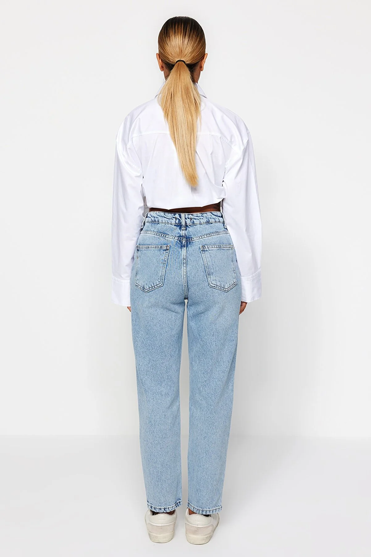 Trendyol Collection  Hellblaue Mom-Jeans mit hoher Taille TWOAW24JE00076