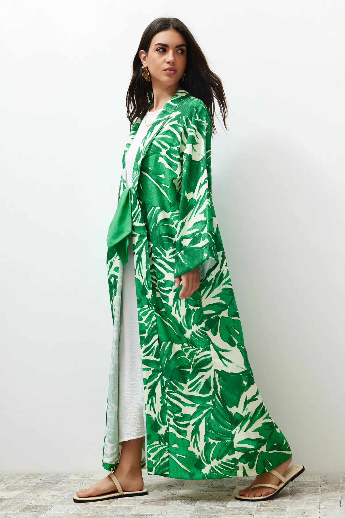 Trendyol Modest  Langer gewebter Kimono und Kaftan mit tropischem Muster in Grün TCTSS24KF00000
